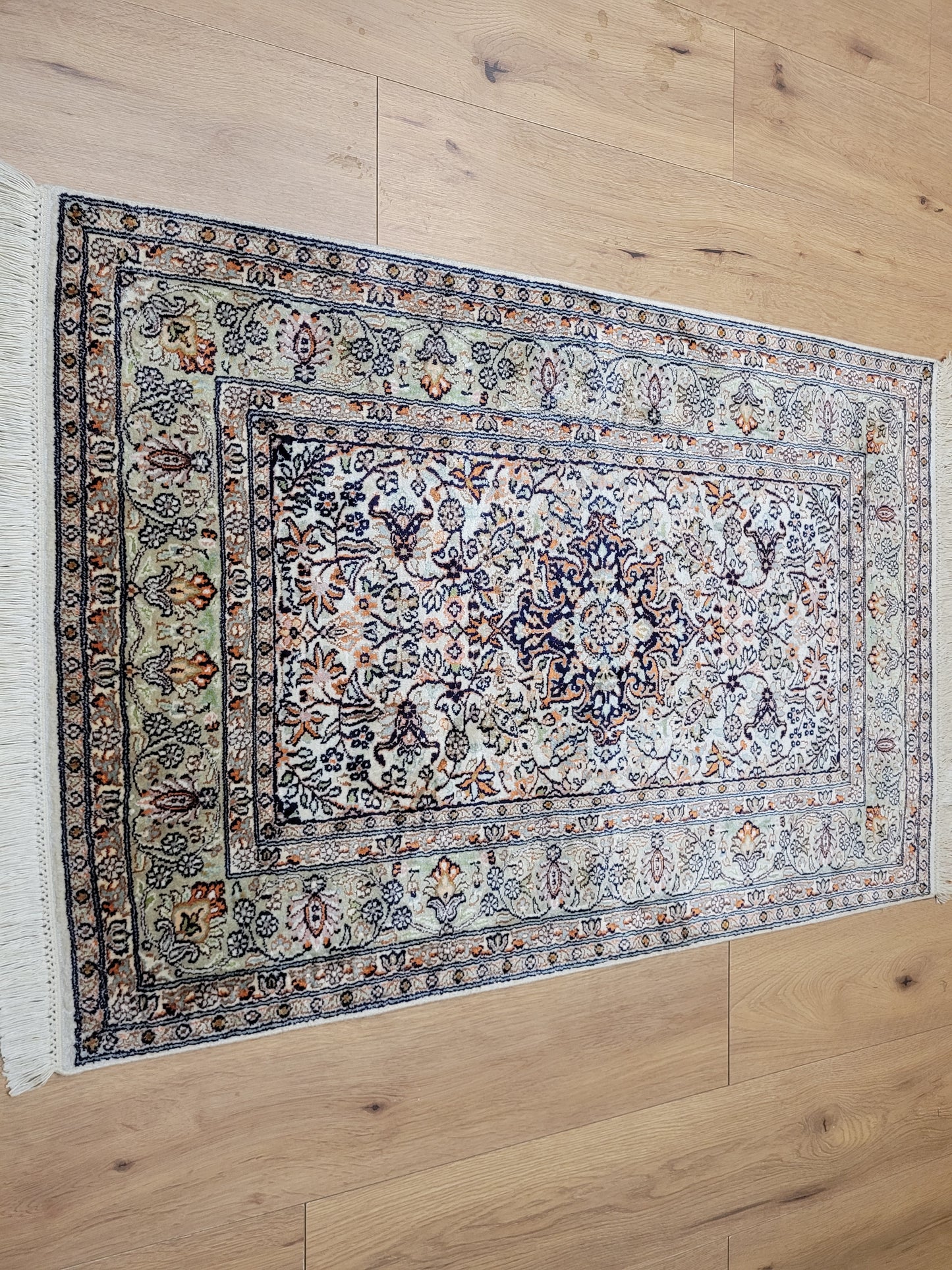 Ghom Seidenteppich feine Knüpfung zartes Blumenmedaillon 120x80 cm