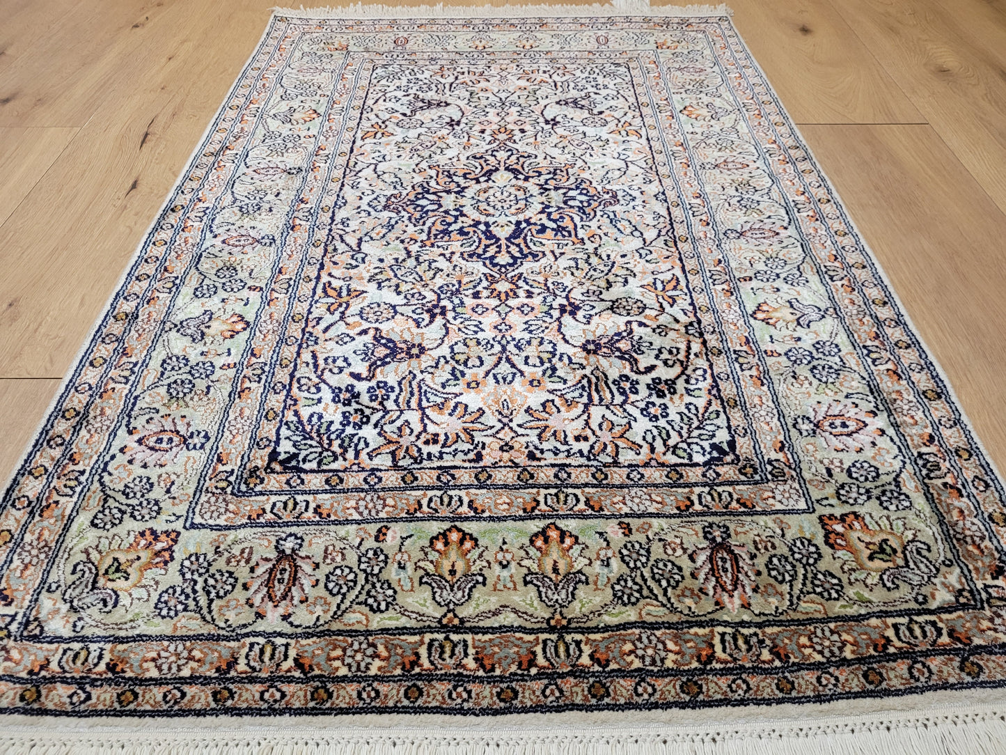 Ghom Seidenteppich feine Knüpfung zartes Blumenmedaillon 120x80 cm