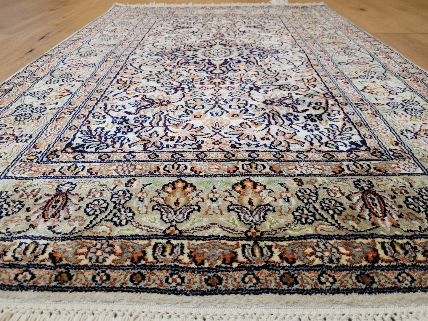 Ghom Seidenteppich feine Knüpfung zartes Blumenmedaillon 120x80 cm