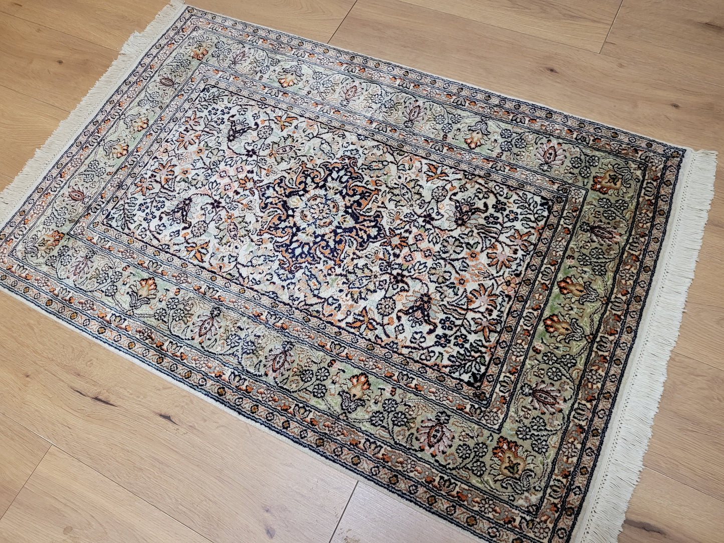 Ghom Seidenteppich feine Knüpfung zartes Blumenmedaillon 120x80 cm