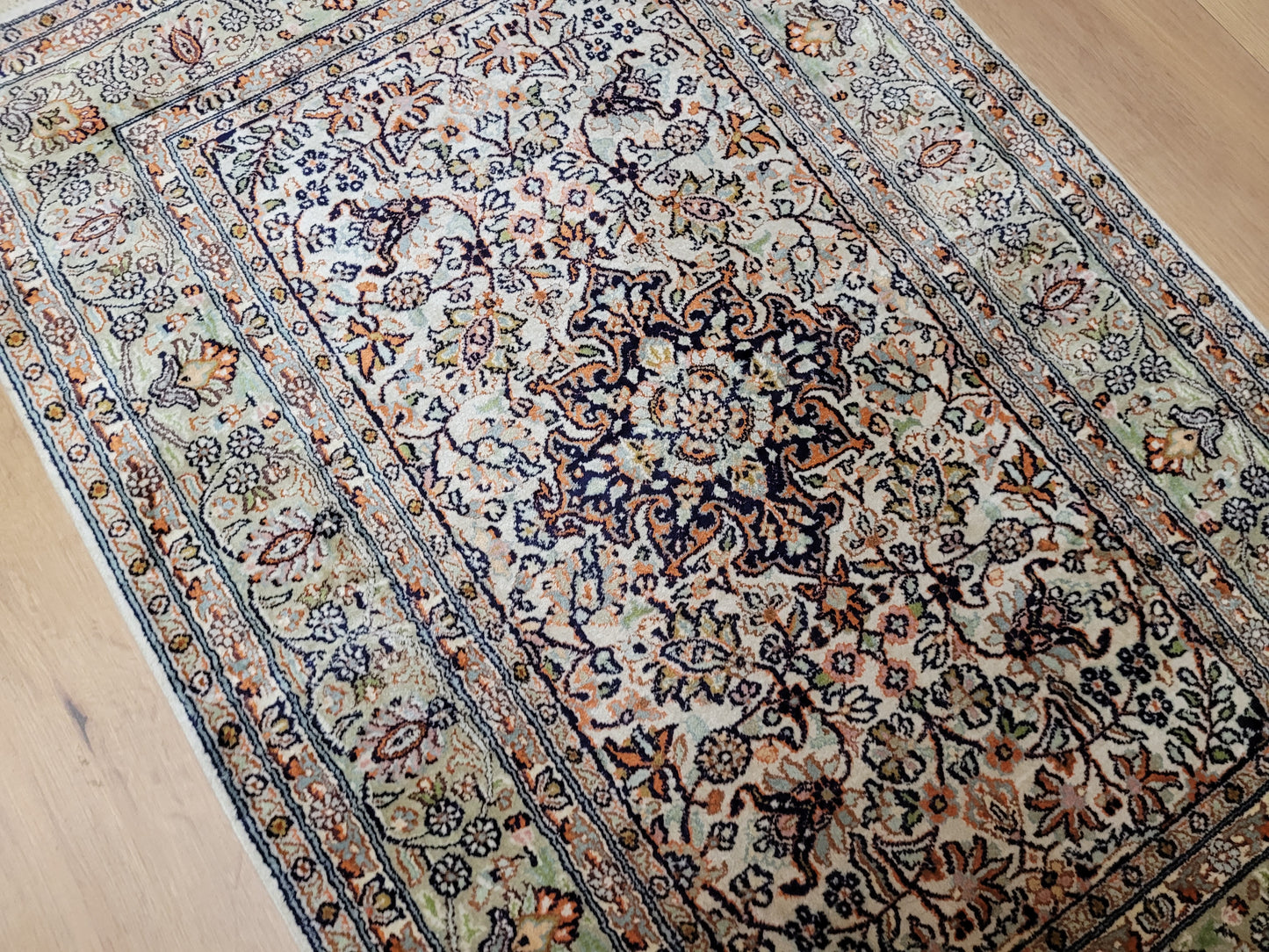 Ghom Seidenteppich feine Knüpfung zartes Blumenmedaillon 120x80 cm