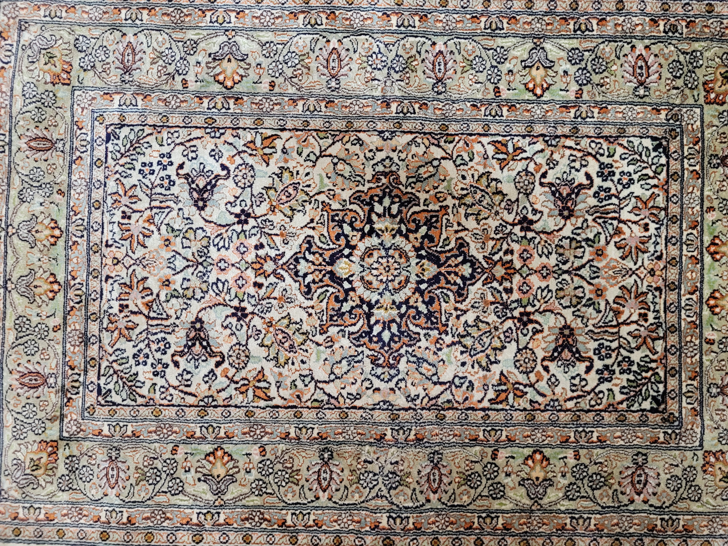 Ghom Seidenteppich feine Knüpfung zartes Blumenmedaillon 120x80 cm