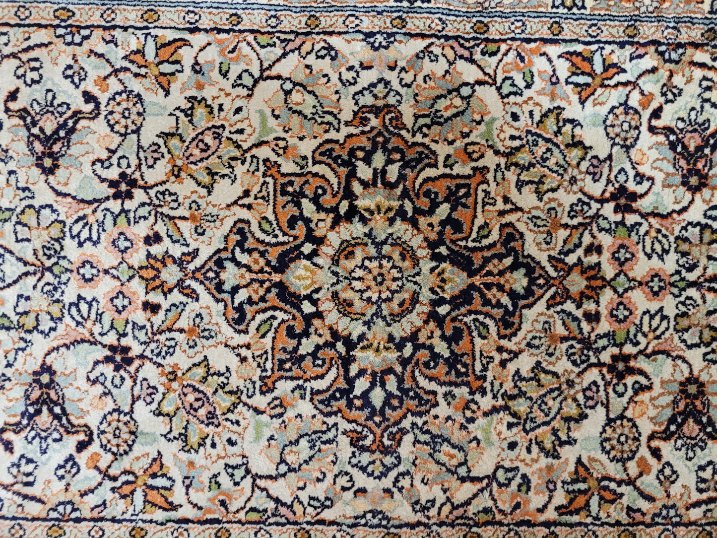 Ghom Seidenteppich feine Knüpfung zartes Blumenmedaillon 120x80 cm