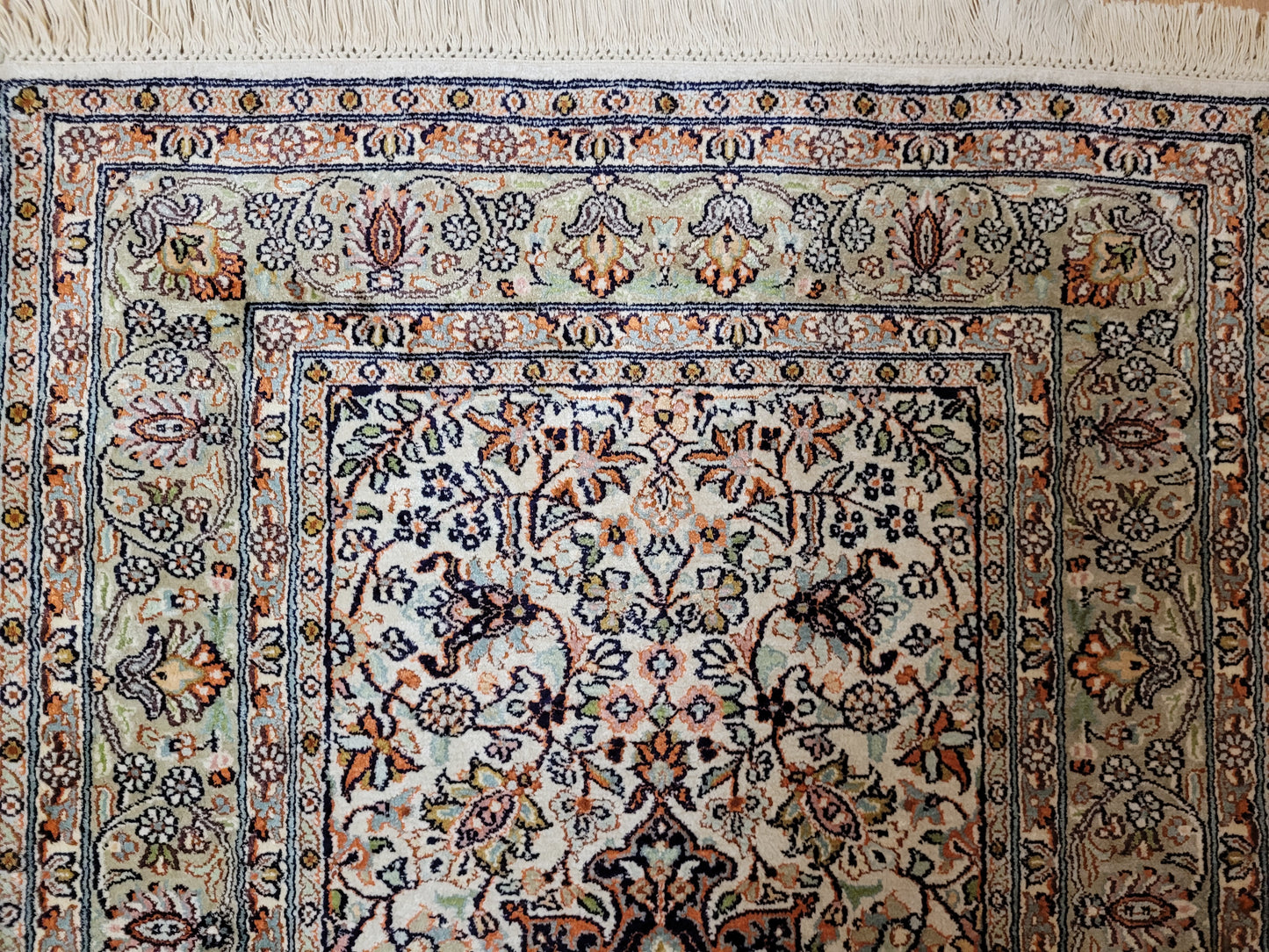 Ghom Seidenteppich feine Knüpfung zartes Blumenmedaillon 120x80 cm