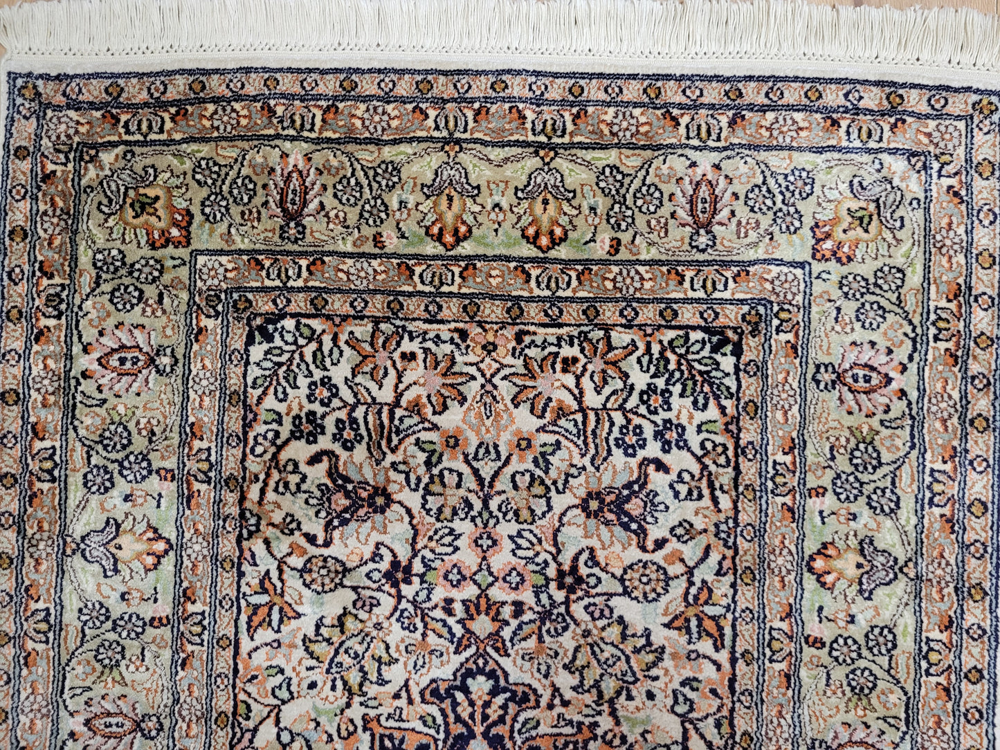 Ghom Seidenteppich feine Knüpfung zartes Blumenmedaillon 120x80 cm