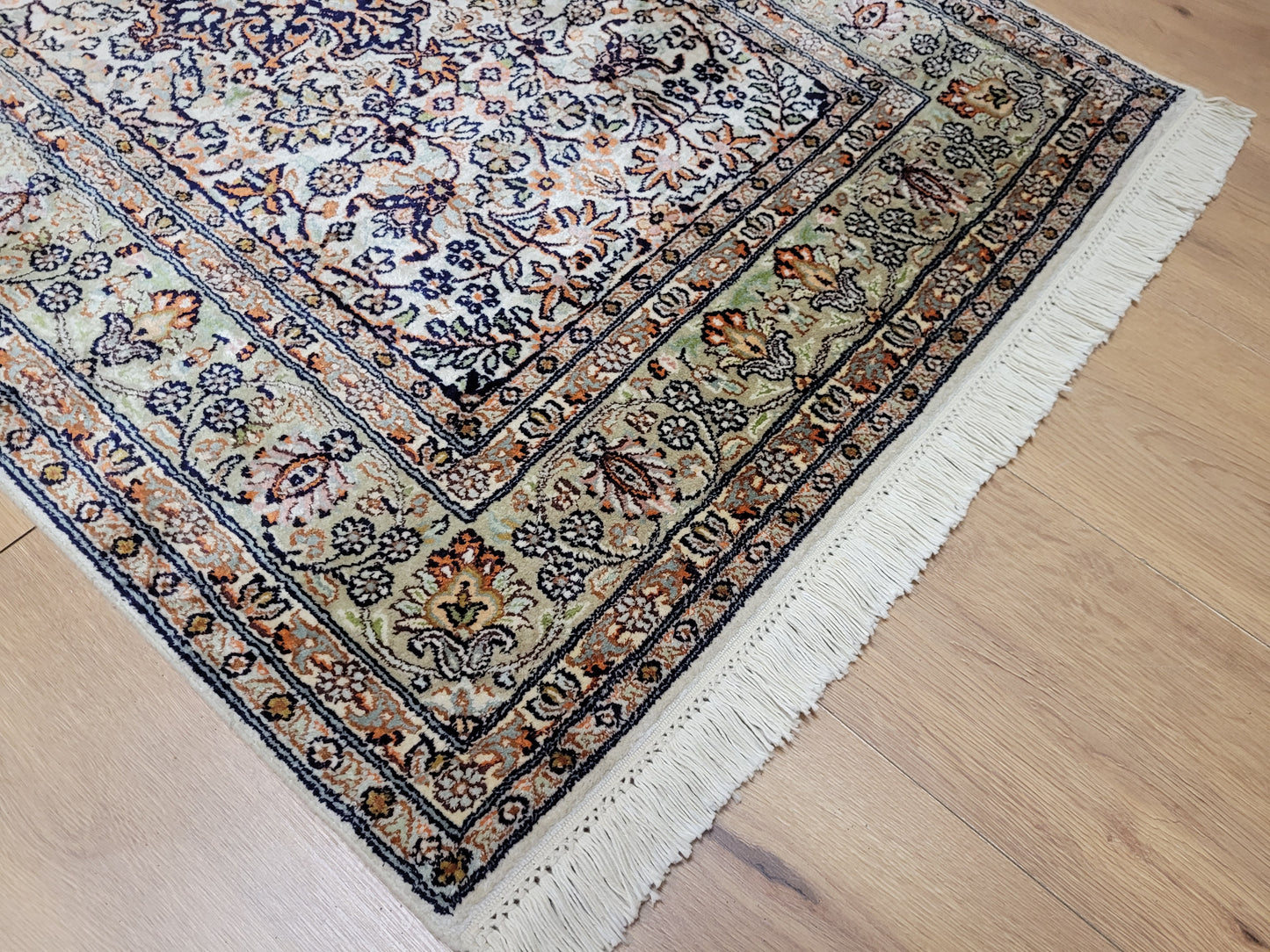 Ghom Seidenteppich feine Knüpfung zartes Blumenmedaillon 120x80 cm