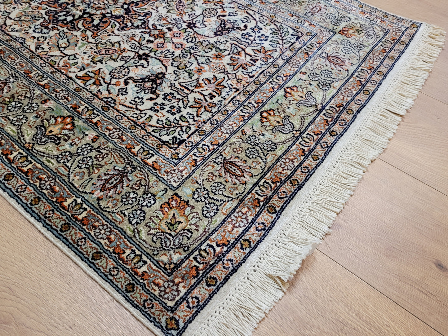 Ghom Seidenteppich feine Knüpfung zartes Blumenmedaillon 120x80 cm