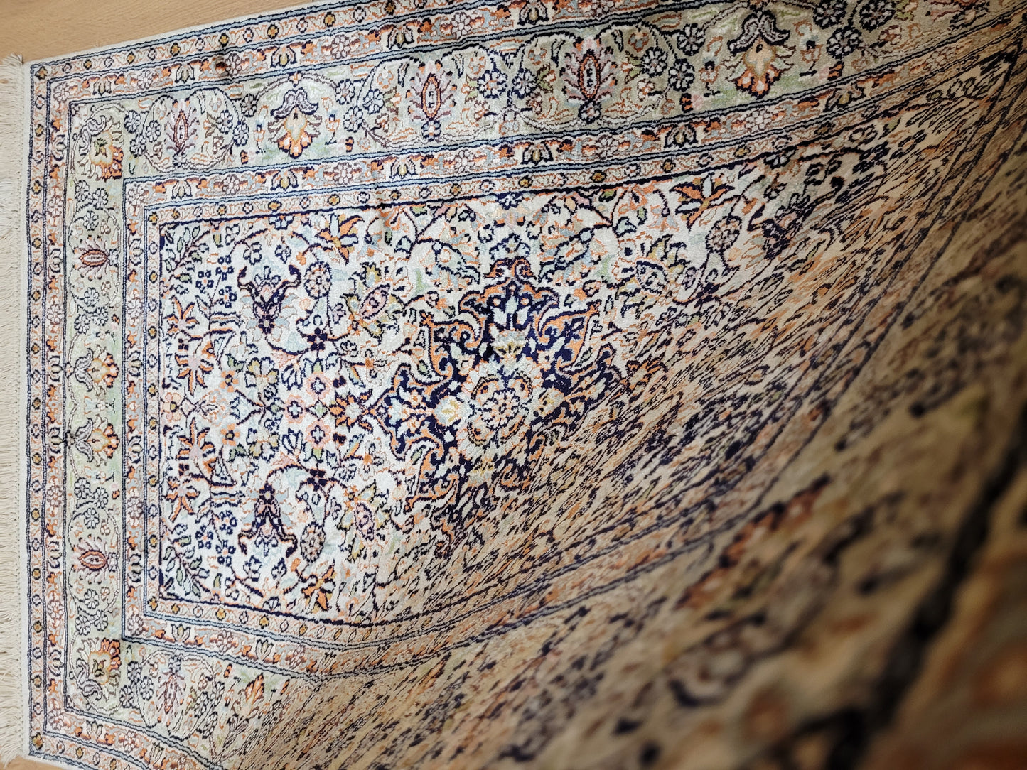 Ghom Seidenteppich feine Knüpfung zartes Blumenmedaillon 120x80 cm