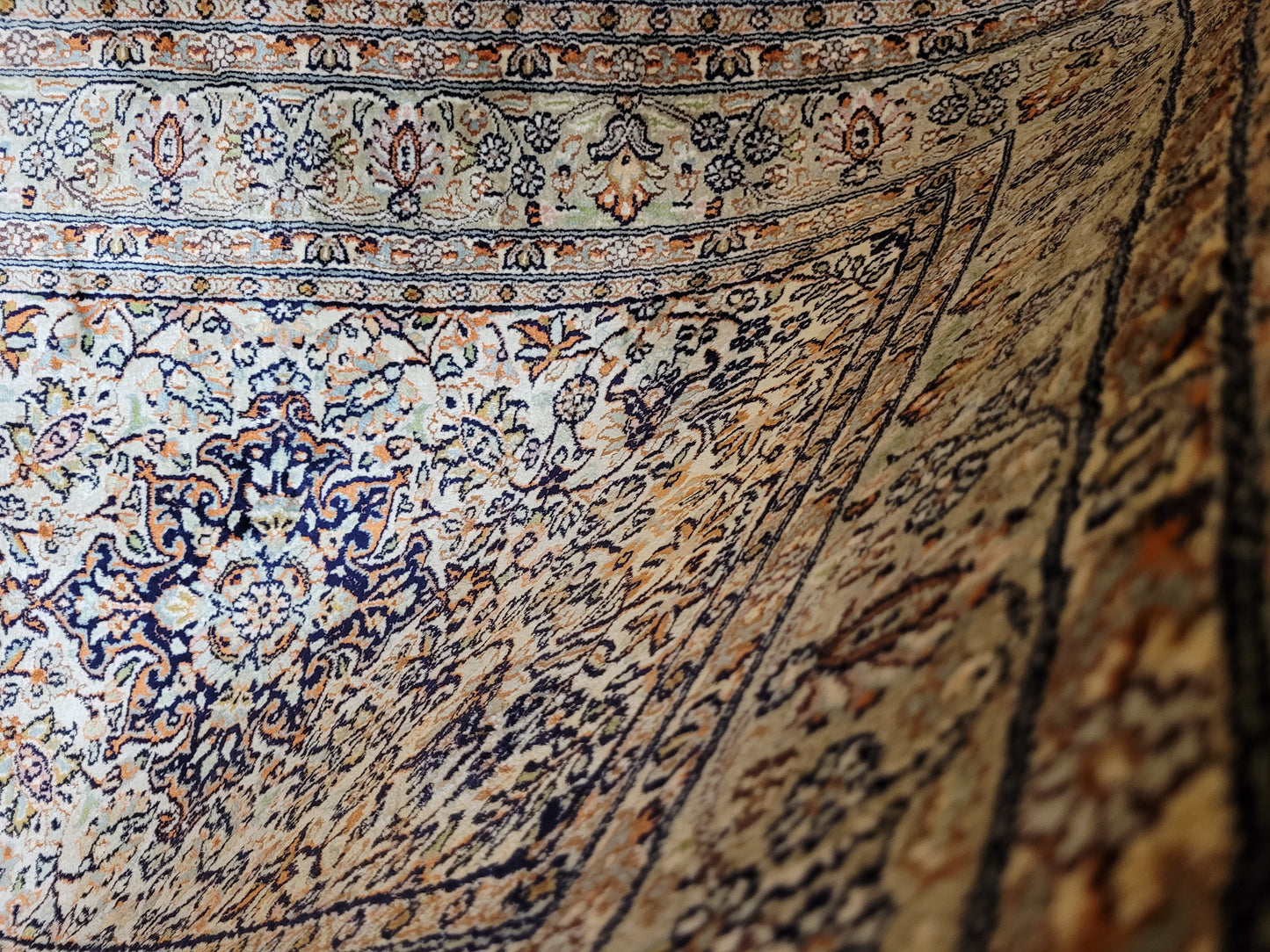 Ghom Seidenteppich feine Knüpfung zartes Blumenmedaillon 120x80 cm