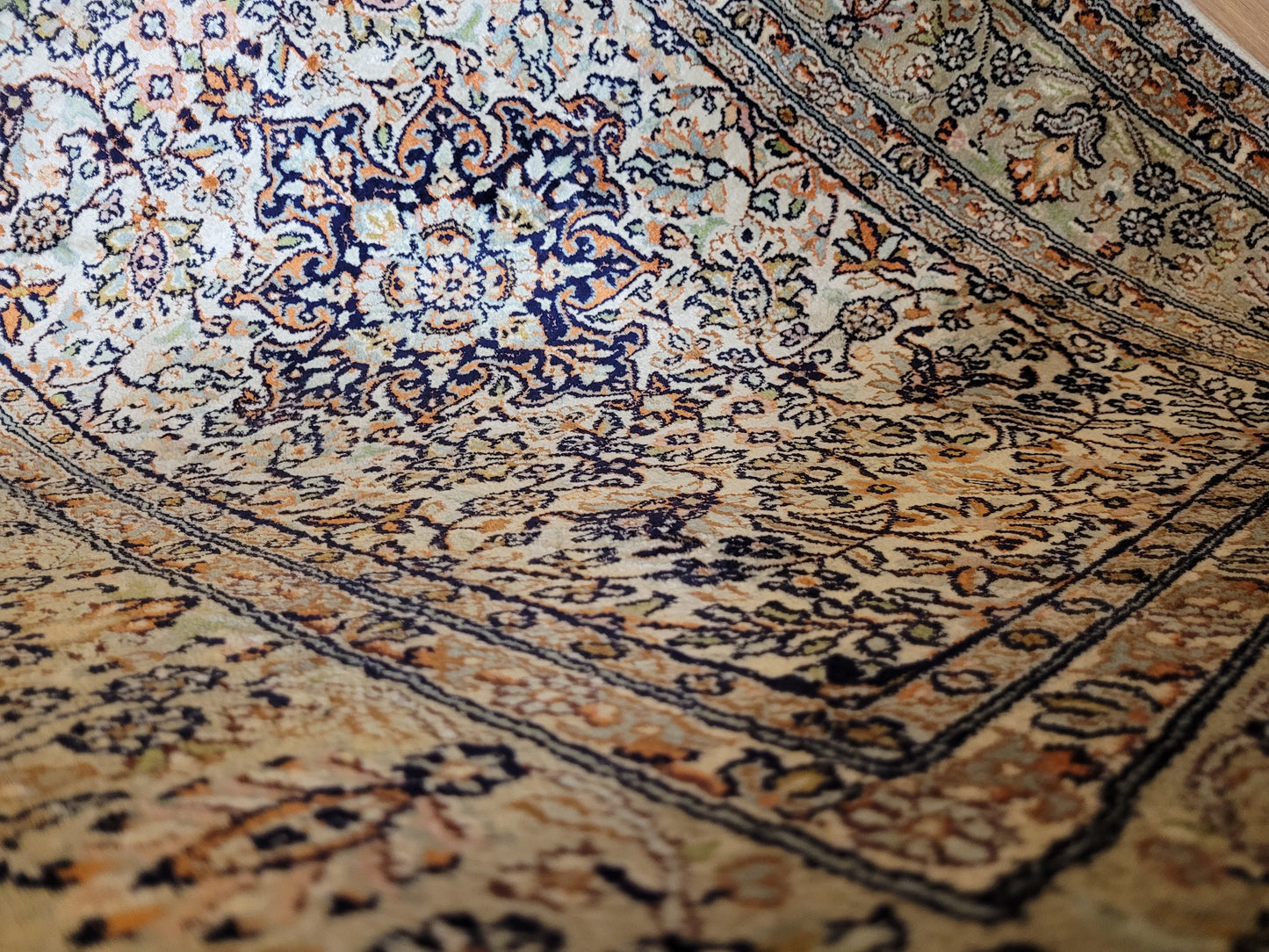 Ghom Seidenteppich feine Knüpfung zartes Blumenmedaillon 120x80 cm