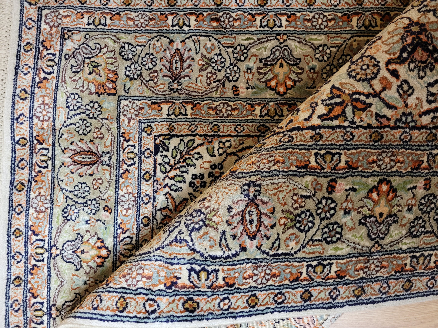 Ghom Seidenteppich feine Knüpfung zartes Blumenmedaillon 120x80 cm