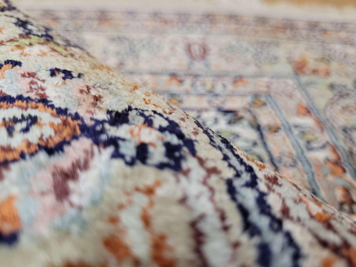 Ghom Seidenteppich feine Knüpfung zartes Blumenmedaillon 120x80 cm