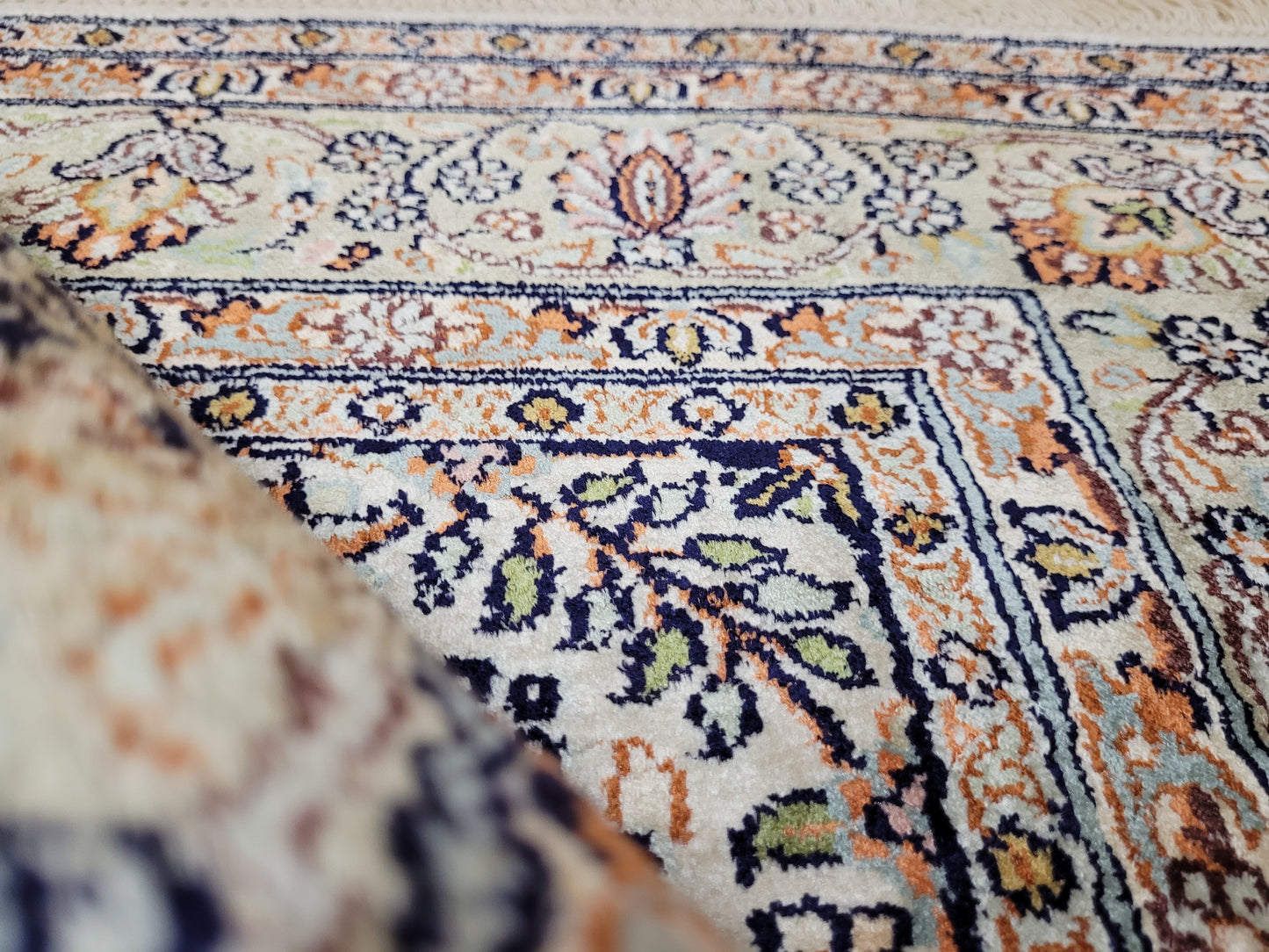 Ghom Seidenteppich feine Knüpfung zartes Blumenmedaillon 120x80 cm