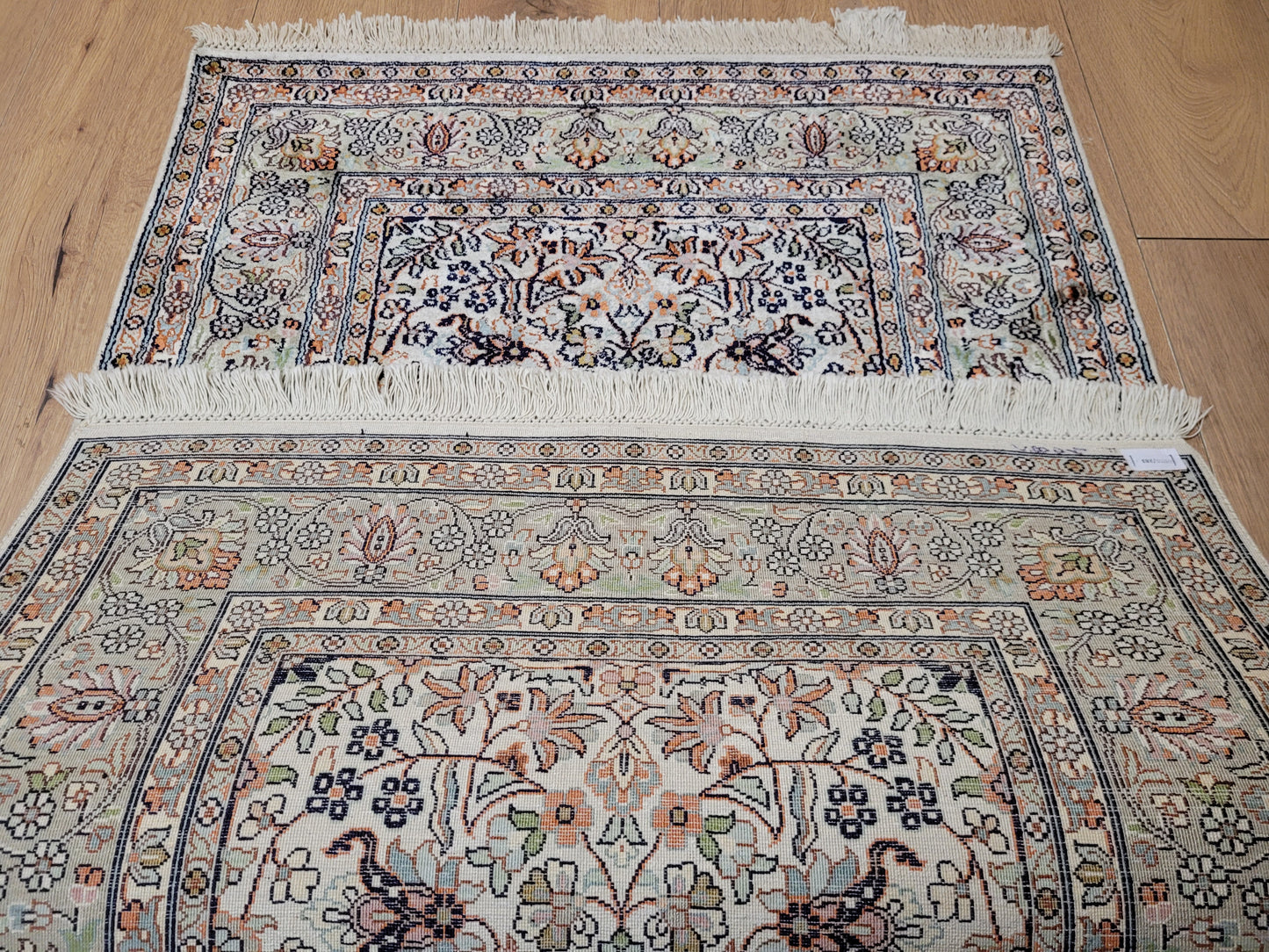 Ghom Seidenteppich feine Knüpfung zartes Blumenmedaillon 120x80 cm