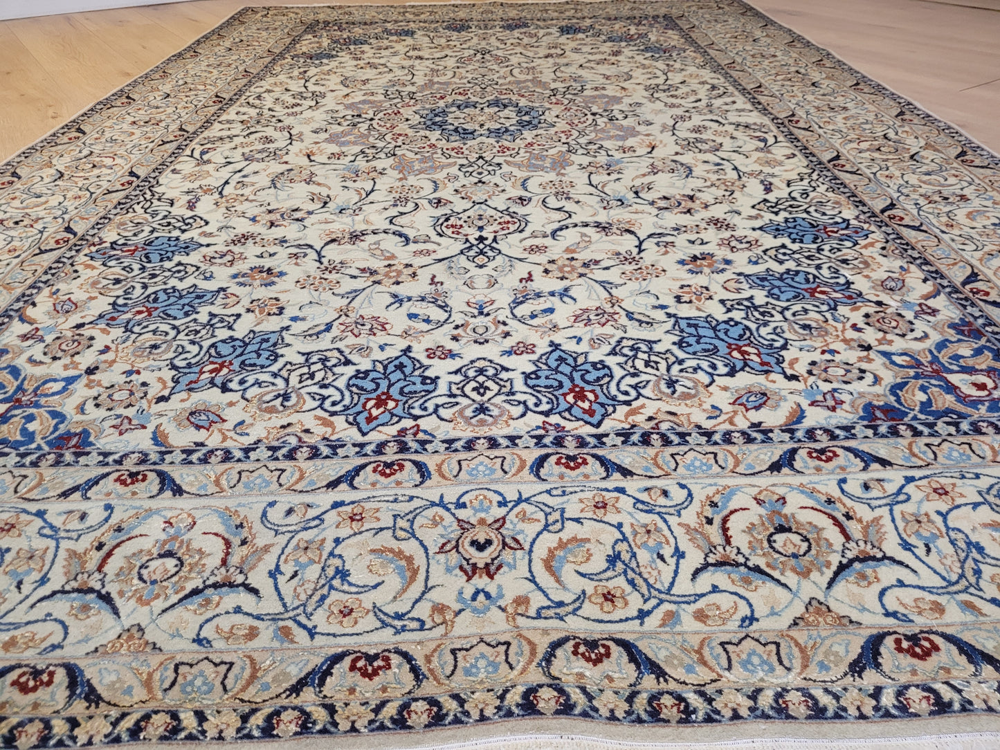 Nain Teppich fein Korkwolle mit Seide 266x170 cm