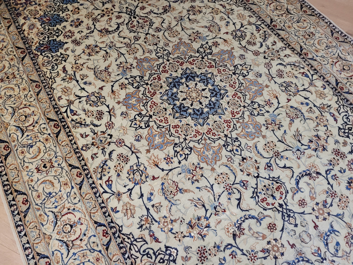 Nain Teppich fein Korkwolle mit Seide 266x170 cm