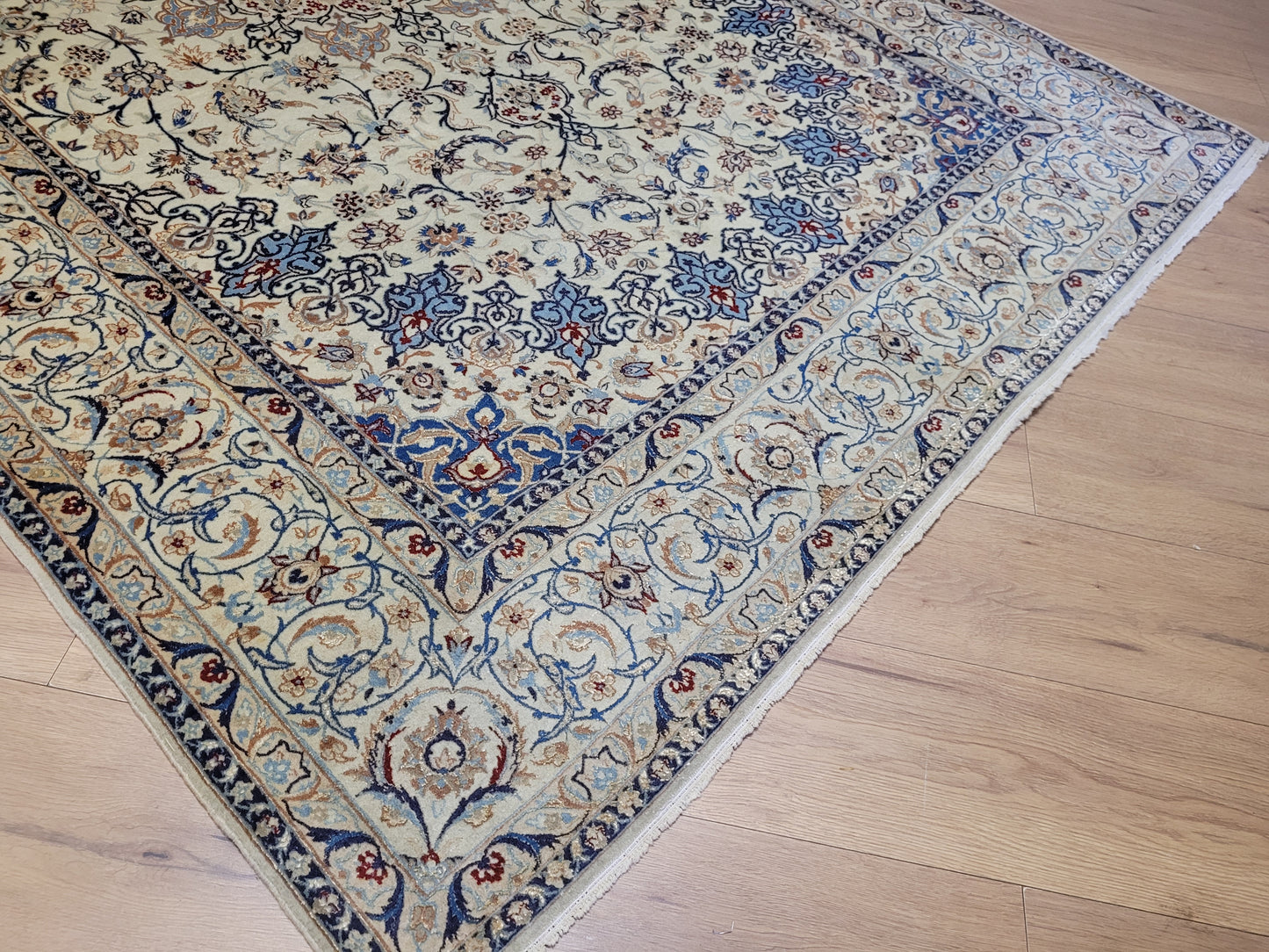 Nain Teppich fein Korkwolle mit Seide 266x170 cm
