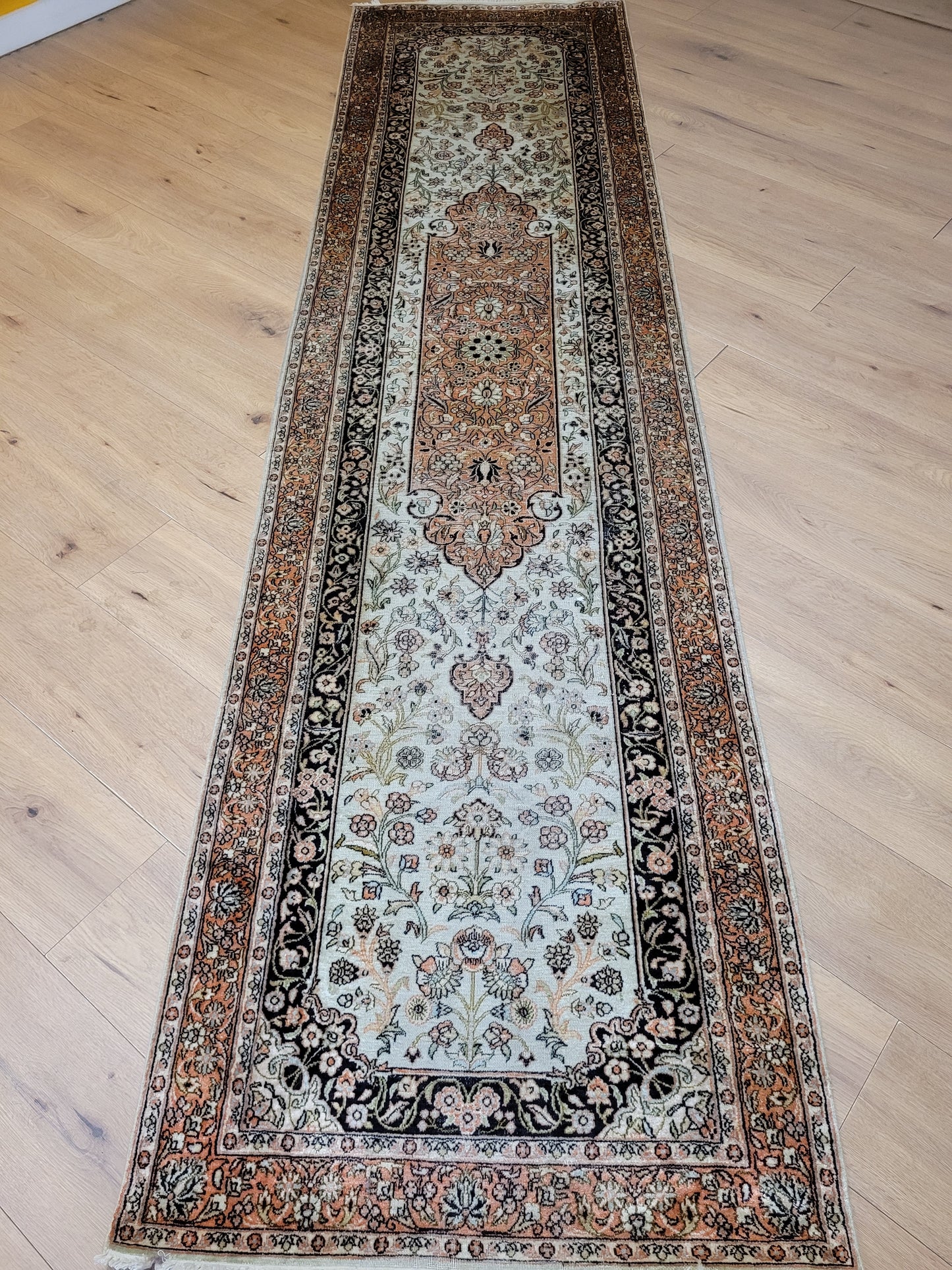 Ghom Läufer Seide auf Baumwolle florales Design 303x78 cm