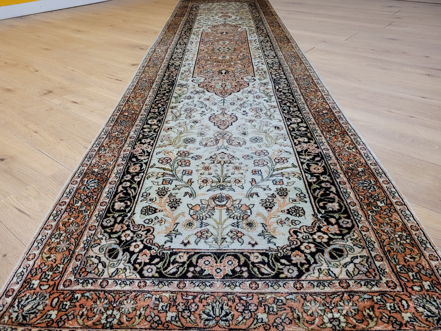 Ghom Läufer Seide auf Baumwolle florales Design 303x78 cm