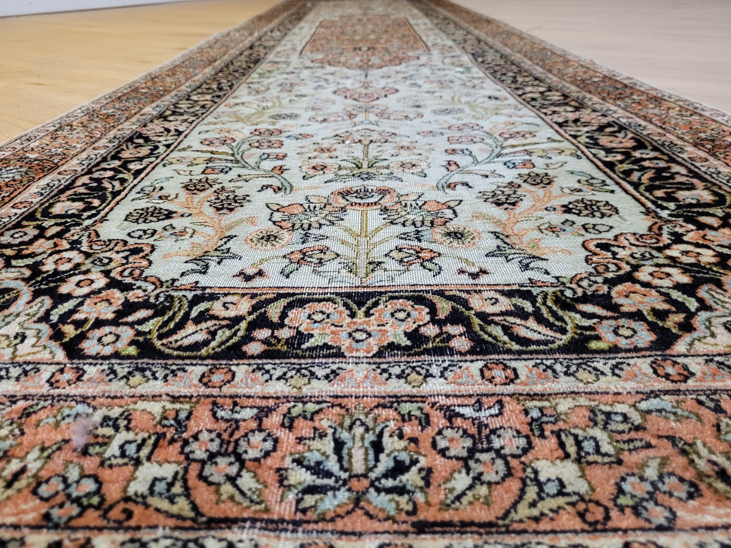 Ghom Läufer Seide auf Baumwolle florales Design 303x78 cm