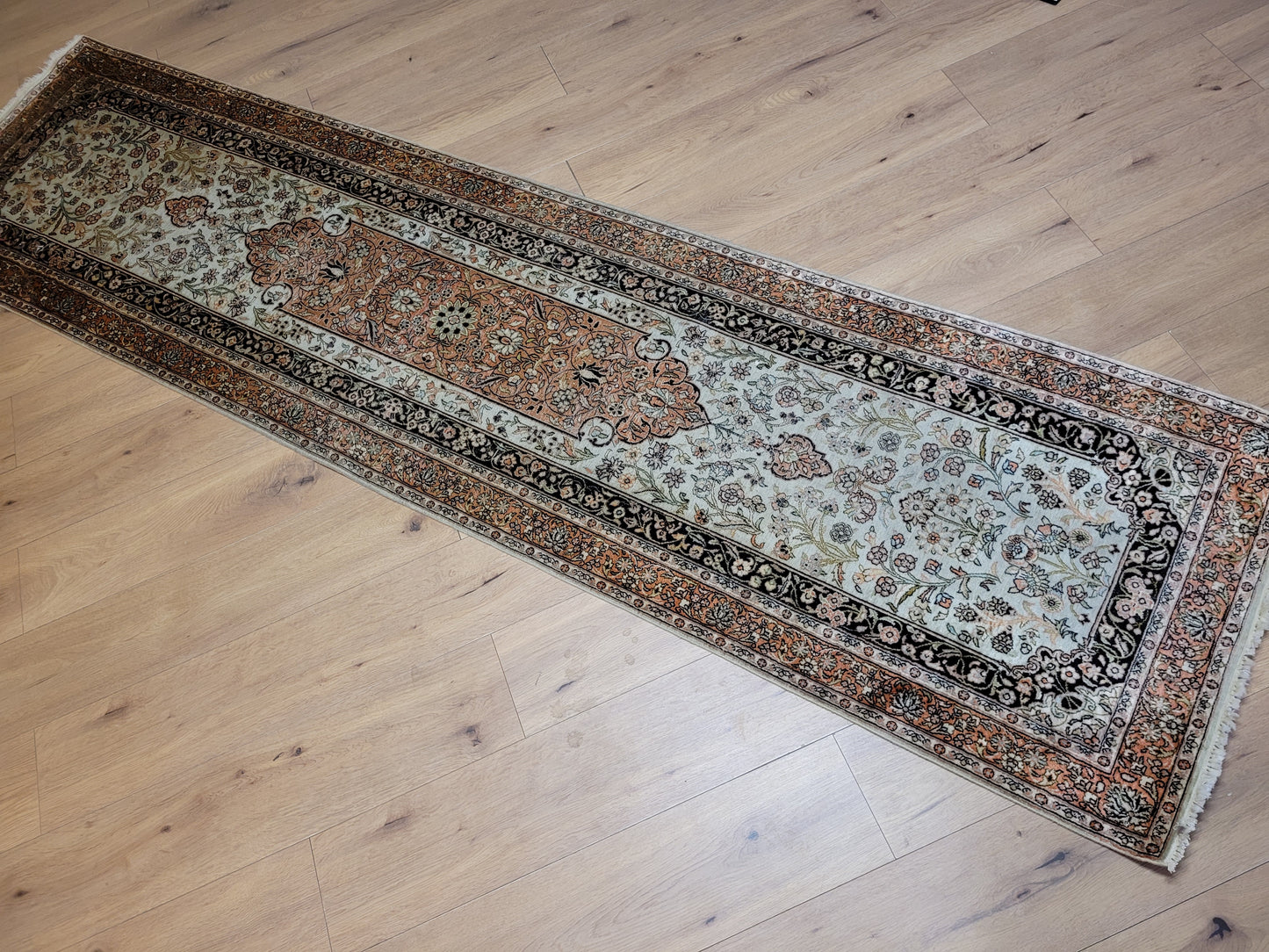 Ghom Läufer Seide auf Baumwolle florales Design 303x78 cm