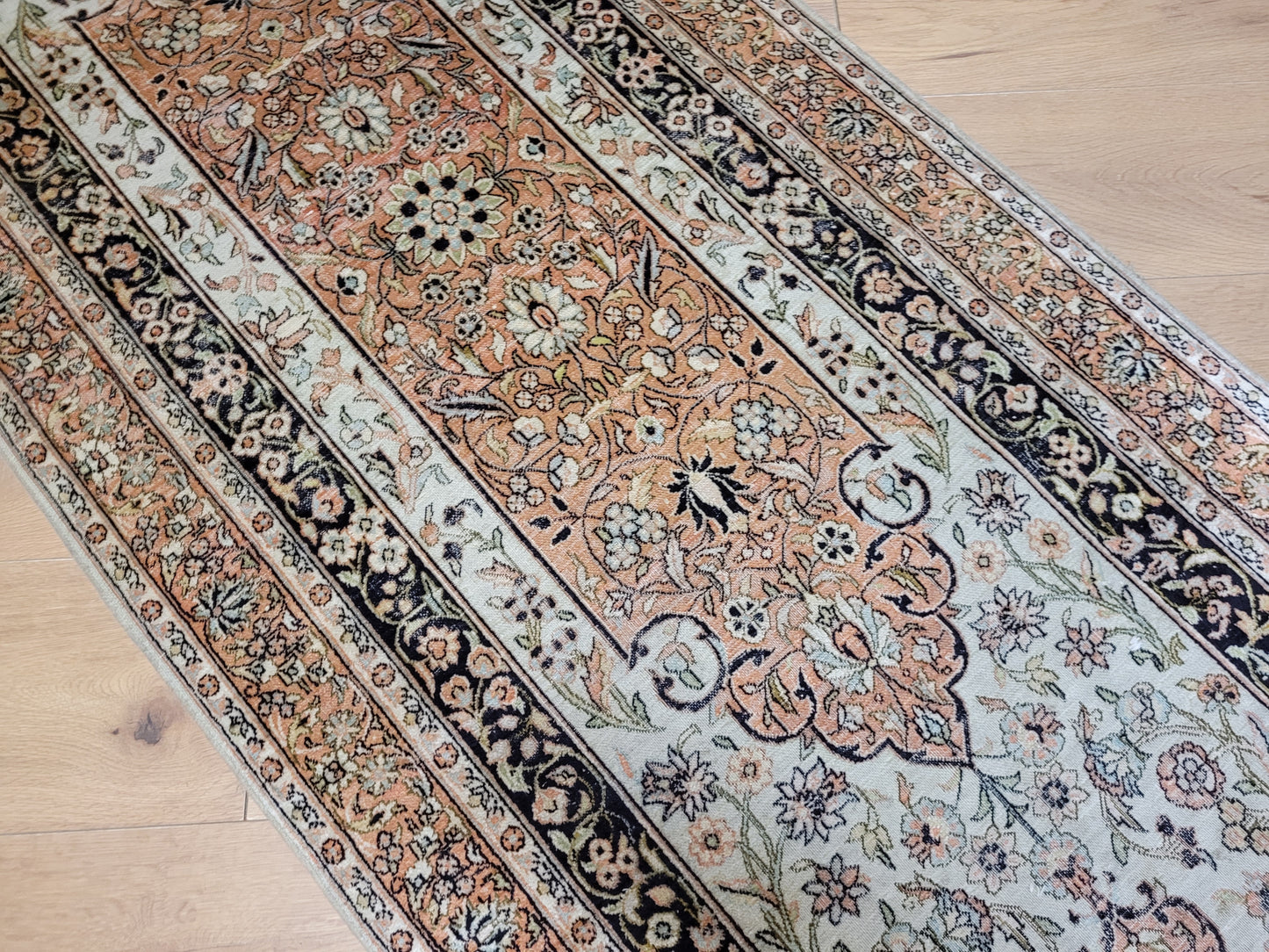 Ghom Läufer Seide auf Baumwolle florales Design 303x78 cm