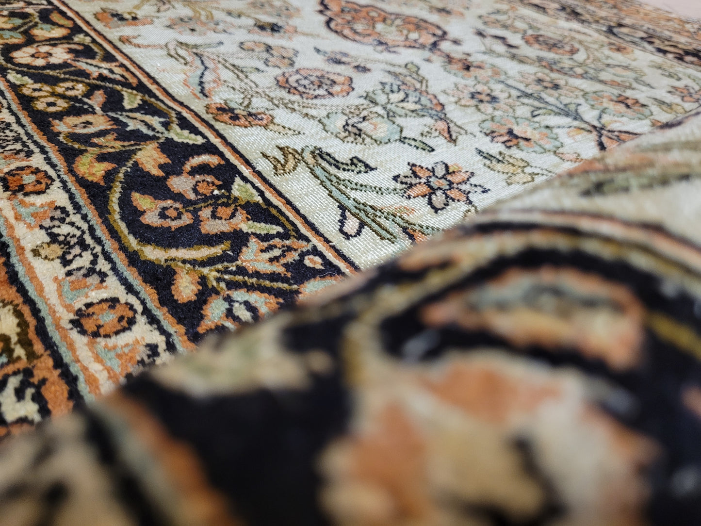 Ghom Läufer Seide auf Baumwolle florales Design 303x78 cm