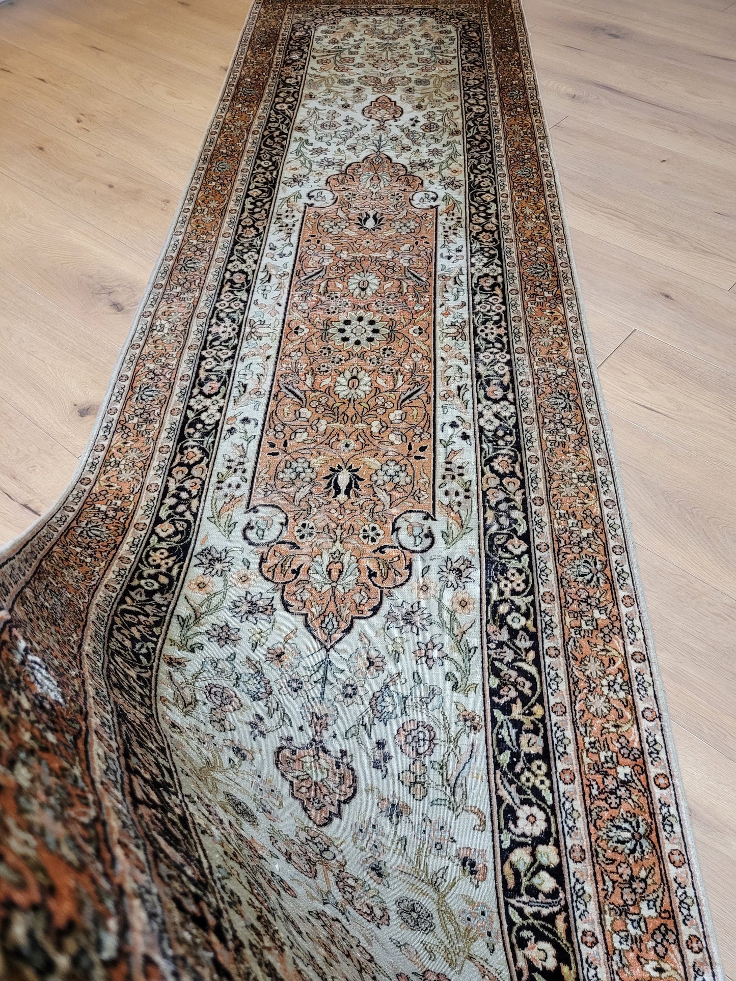 Ghom Läufer Seide auf Baumwolle florales Design 303x78 cm