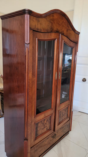 Vitrinenschrank – Nussbaum furniert mit Glasfüllungen – ca. 19./20. Jahrhundert