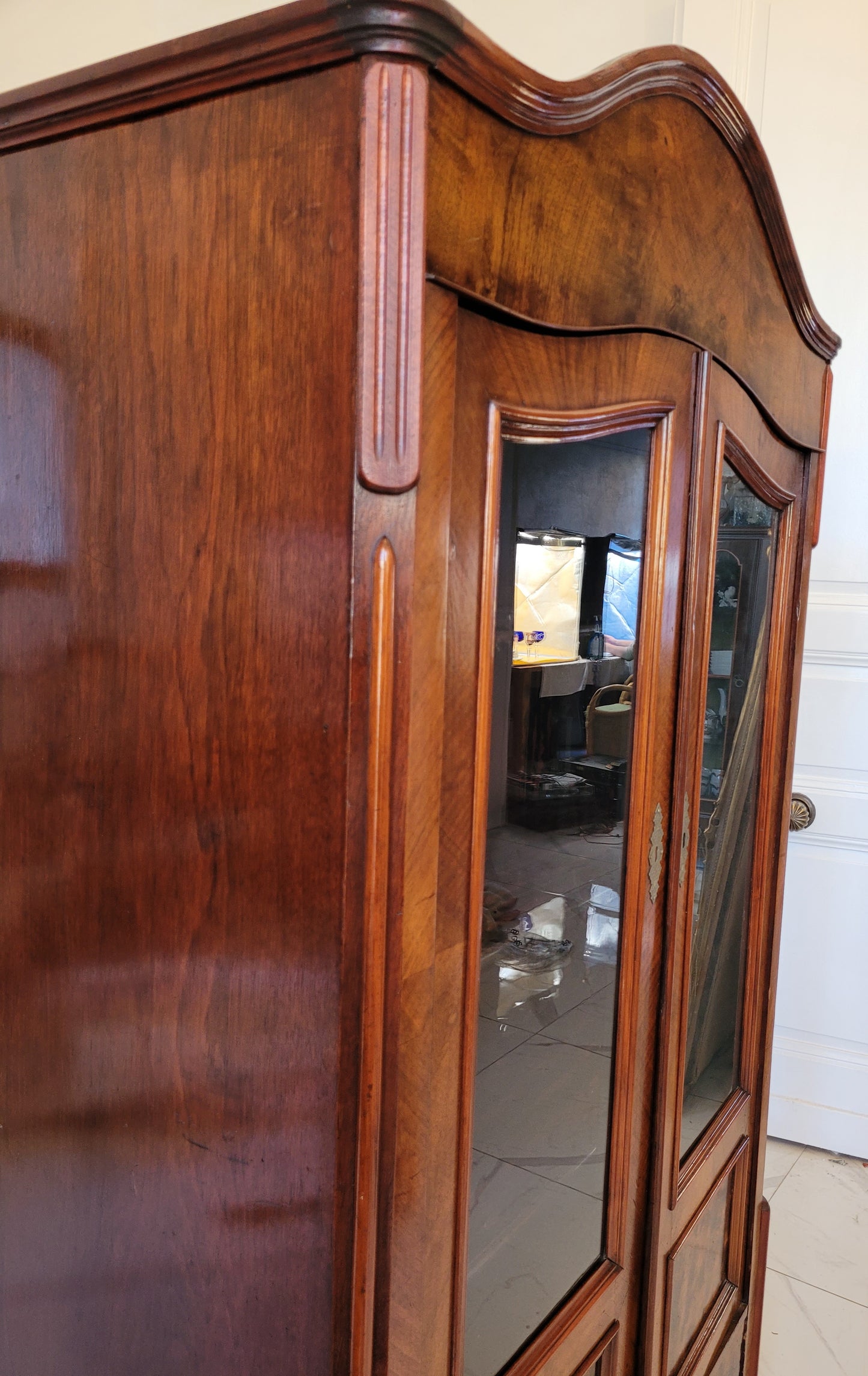 Vitrinenschrank – Nussbaum furniert mit Glasfüllungen – ca. 19./20. Jahrhundert