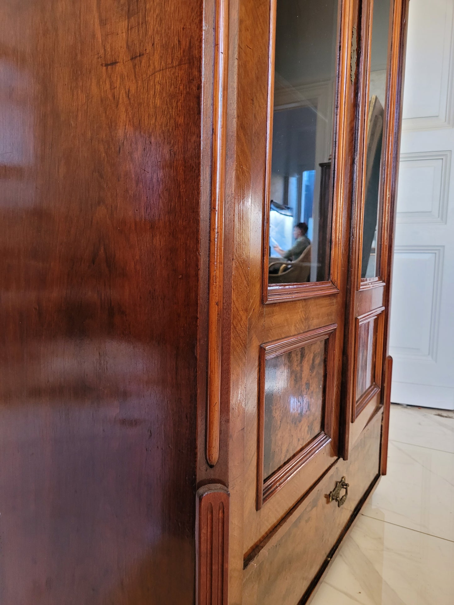 Vitrinenschrank – Nussbaum furniert mit Glasfüllungen – ca. 19./20. Jahrhundert