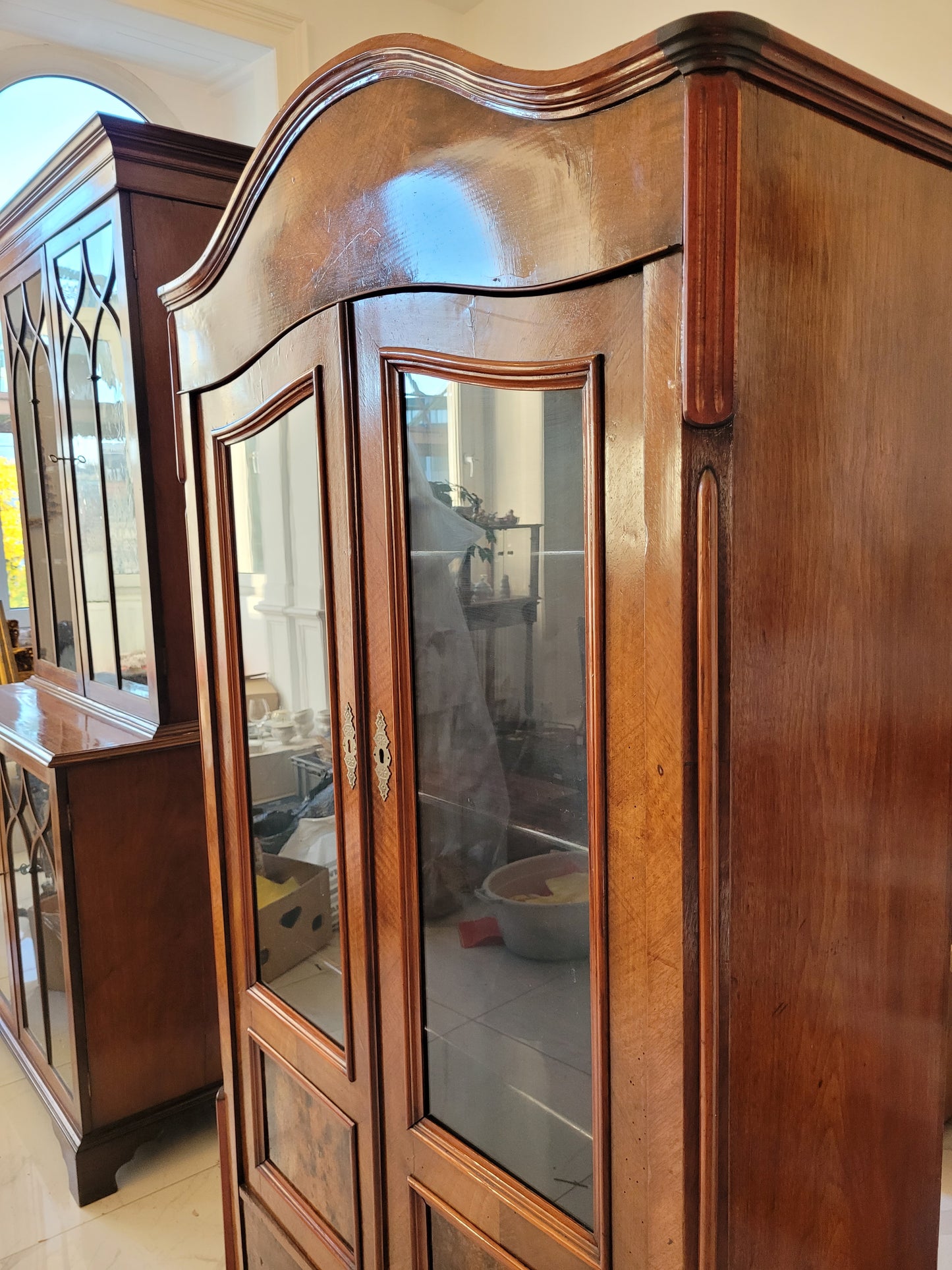 Vitrinenschrank – Nussbaum furniert mit Glasfüllungen – ca. 19./20. Jahrhundert