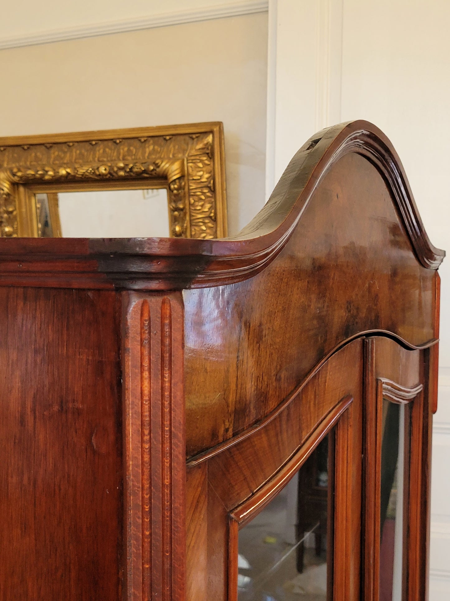 Vitrinenschrank – Nussbaum furniert mit Glasfüllungen – ca. 19./20. Jahrhundert