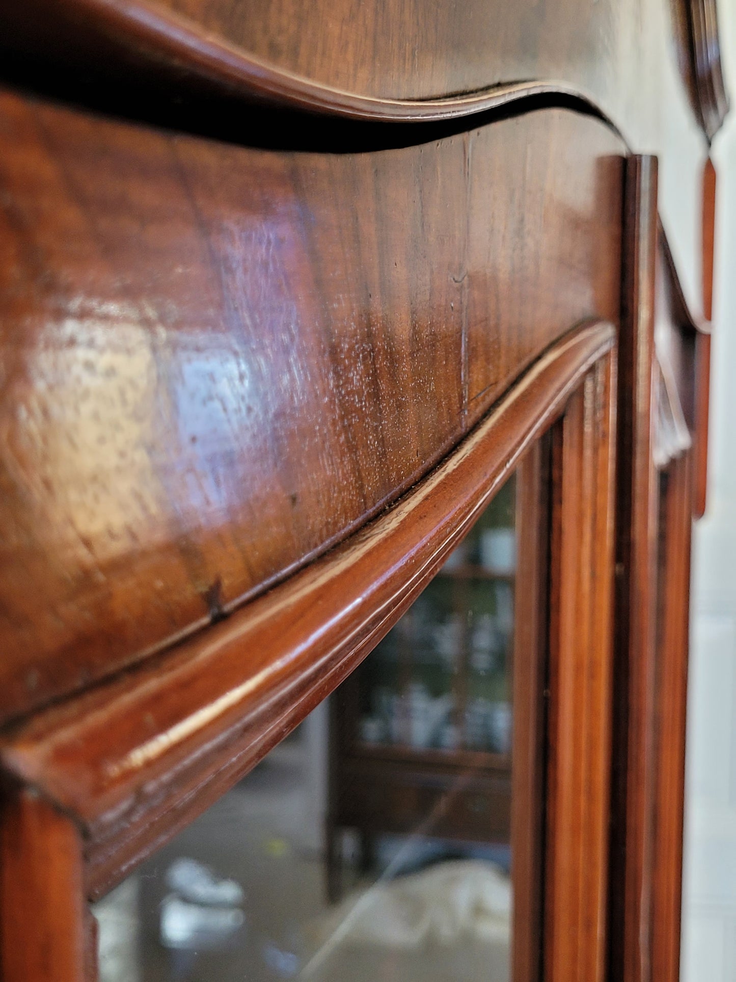 Vitrinenschrank – Nussbaum furniert mit Glasfüllungen – ca. 19./20. Jahrhundert