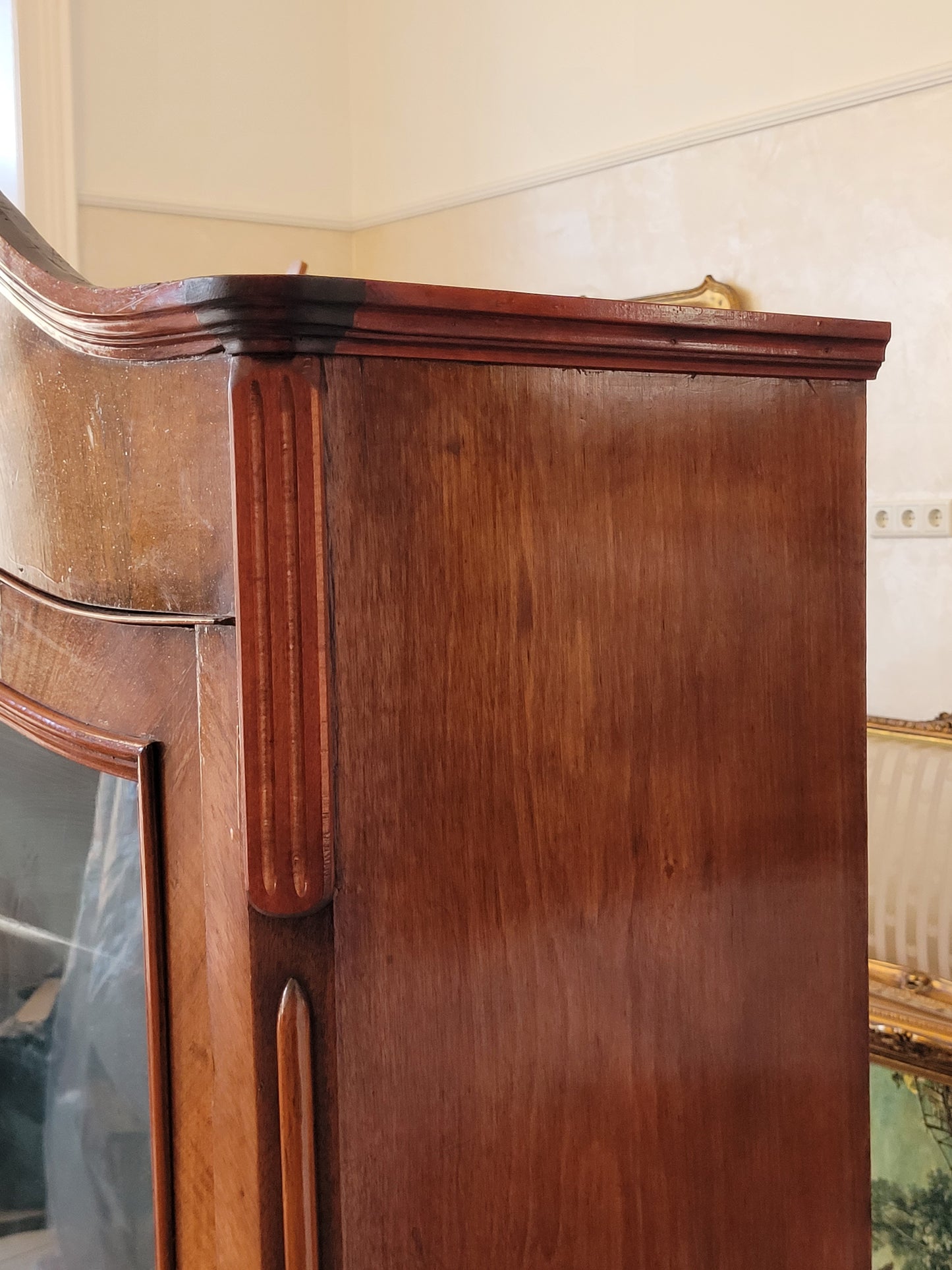 Vitrinenschrank – Nussbaum furniert mit Glasfüllungen – ca. 19./20. Jahrhundert