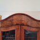Vitrinenschrank – Nussbaum furniert mit Glasfüllungen – ca. 19./20. Jahrhundert