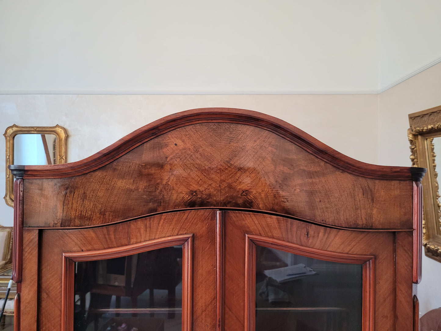 Vitrinenschrank – Nussbaum furniert mit Glasfüllungen – ca. 19./20. Jahrhundert