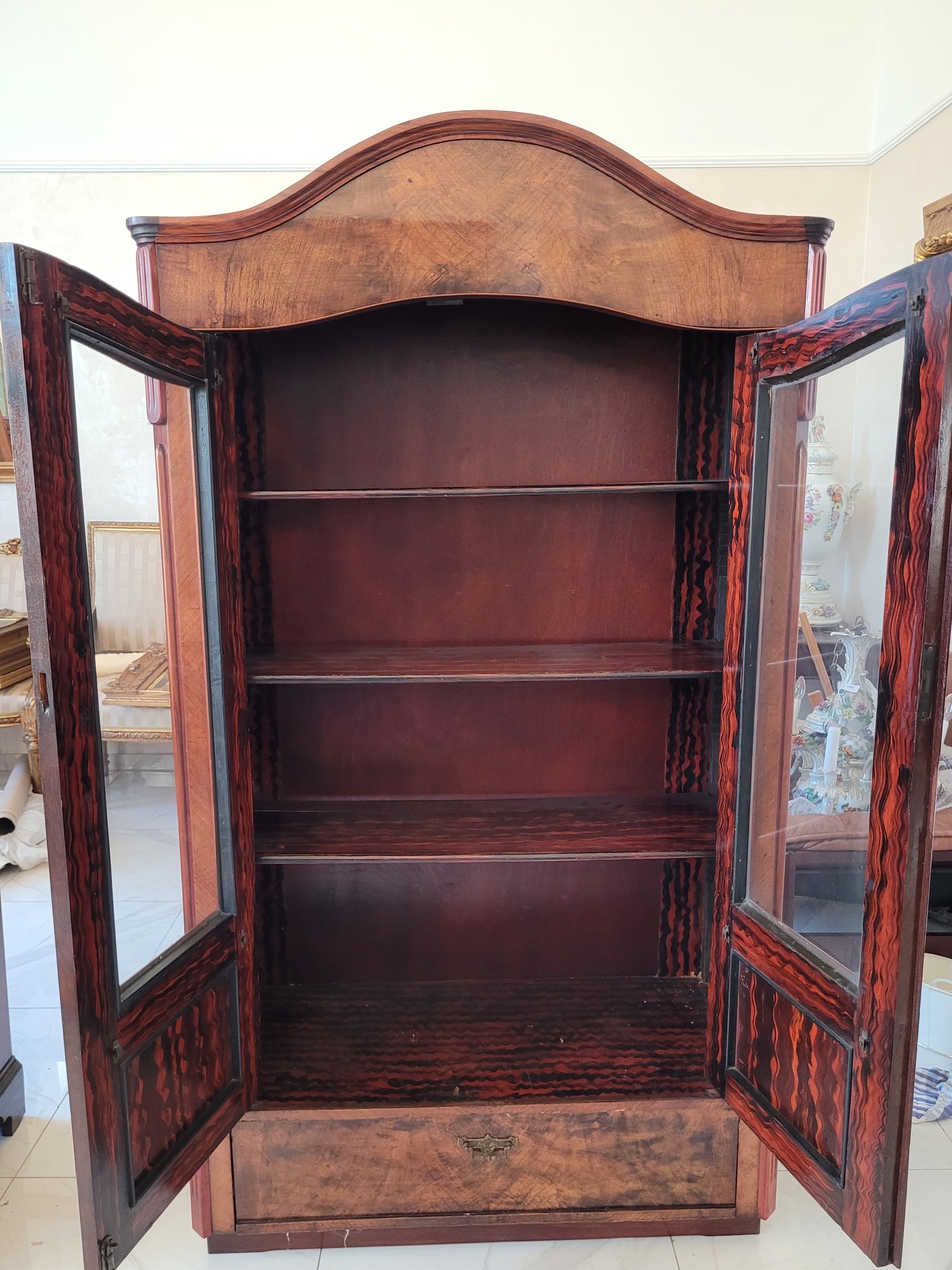 Vitrinenschrank – Nussbaum furniert mit Glasfüllungen – ca. 19./20. Jahrhundert