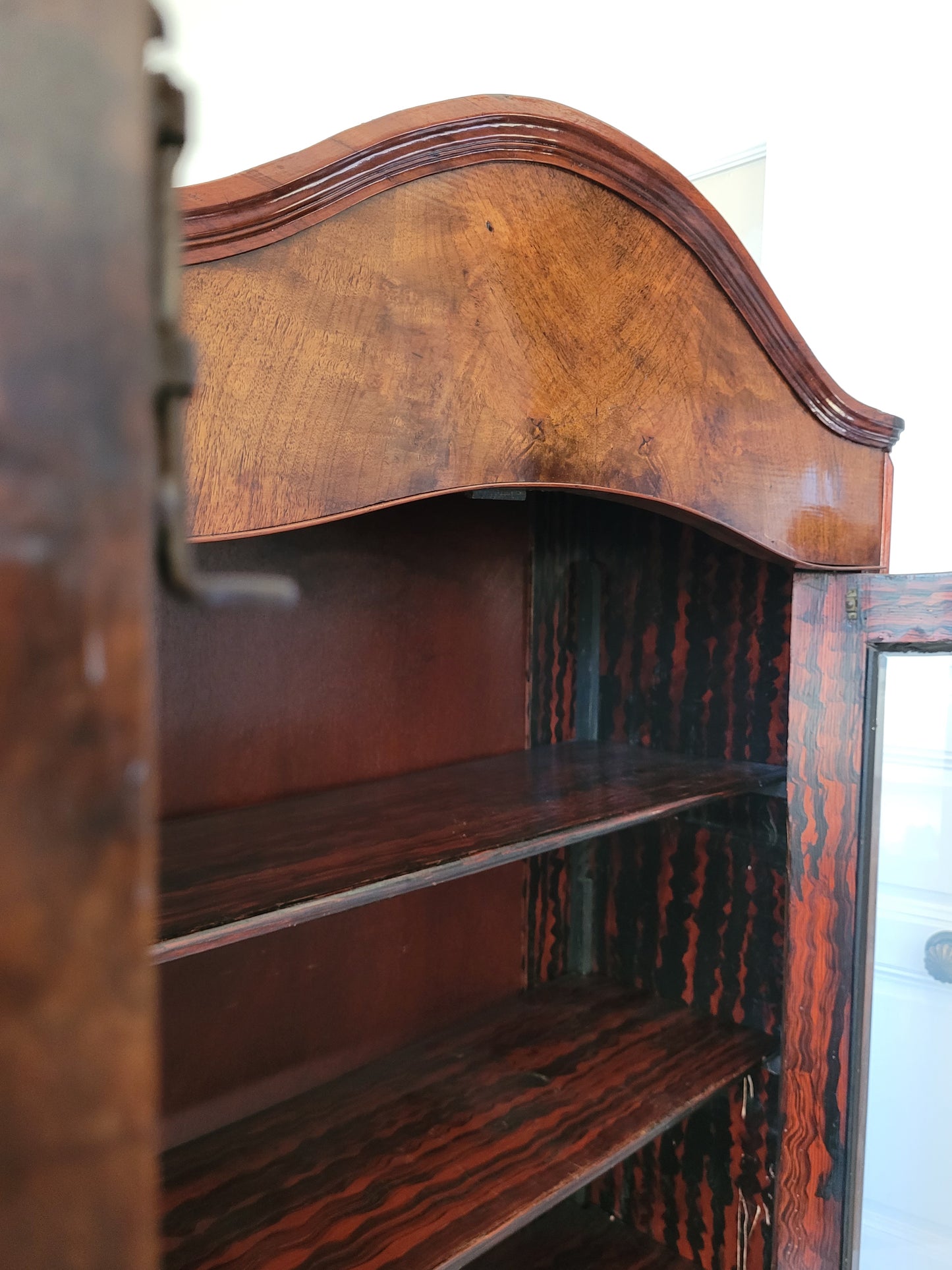 Vitrinenschrank – Nussbaum furniert mit Glasfüllungen – ca. 19./20. Jahrhundert