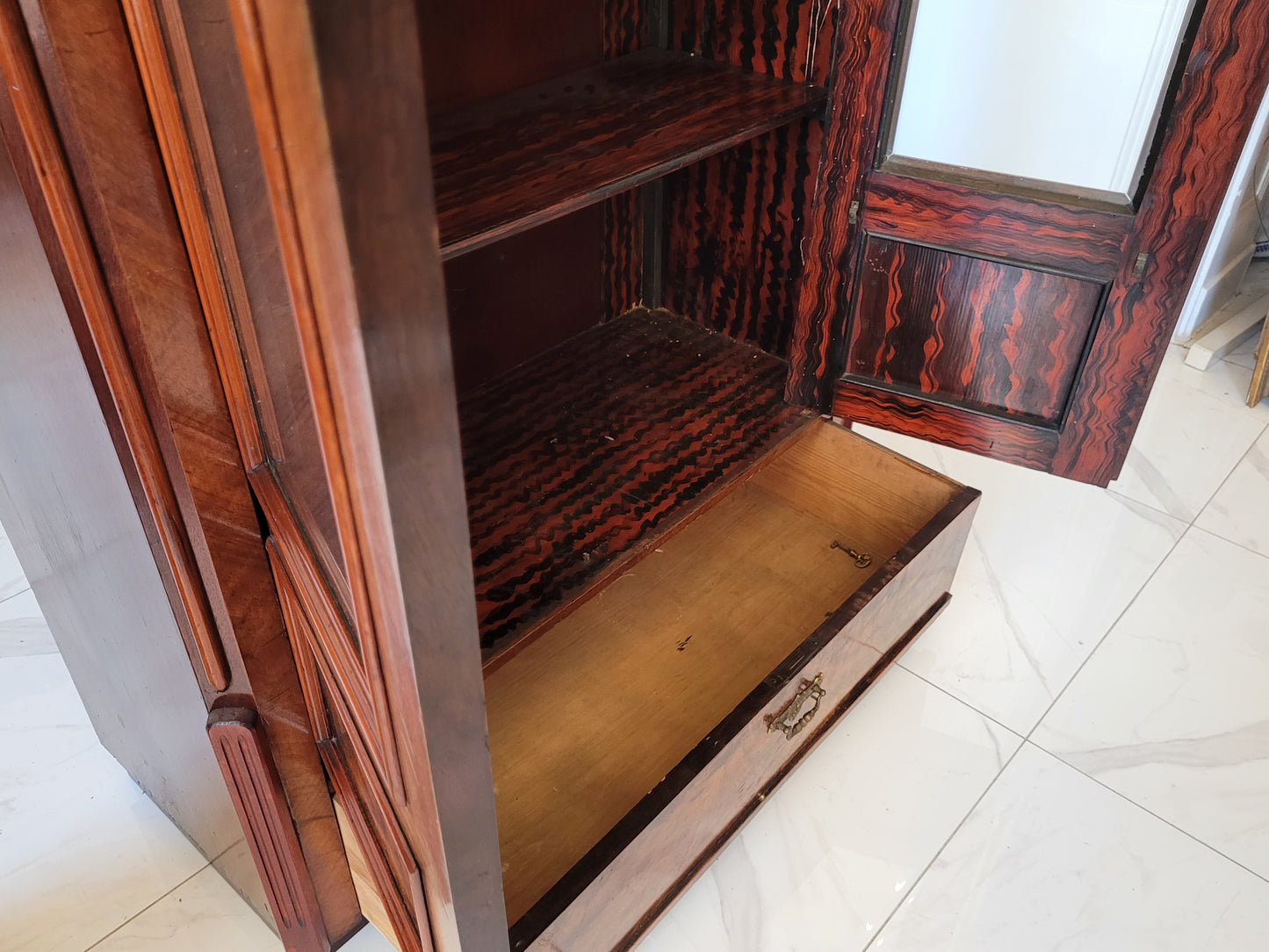 Vitrinenschrank – Nussbaum furniert mit Glasfüllungen – ca. 19./20. Jahrhundert