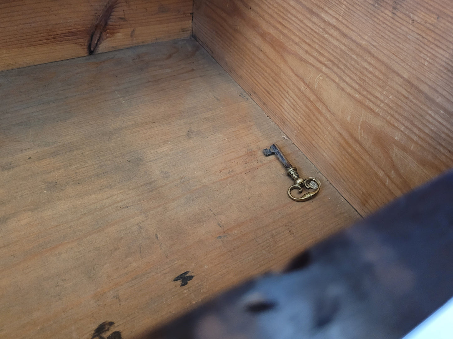 Vitrinenschrank – Nussbaum furniert mit Glasfüllungen – ca. 19./20. Jahrhundert