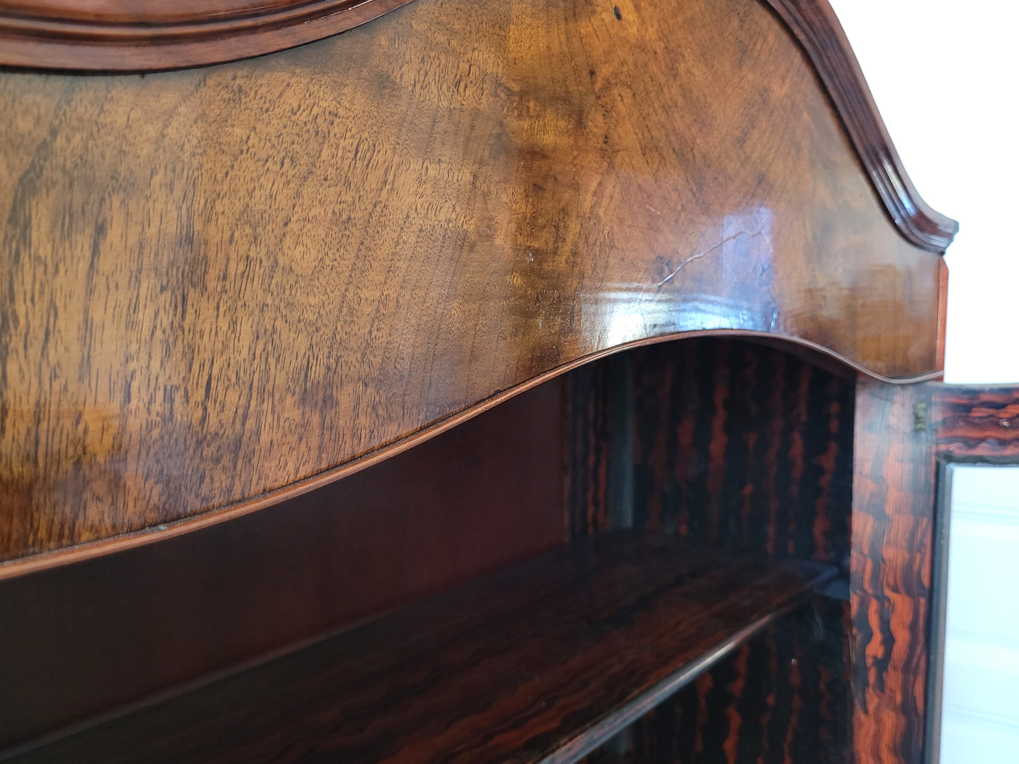 Vitrinenschrank – Nussbaum furniert mit Glasfüllungen – ca. 19./20. Jahrhundert