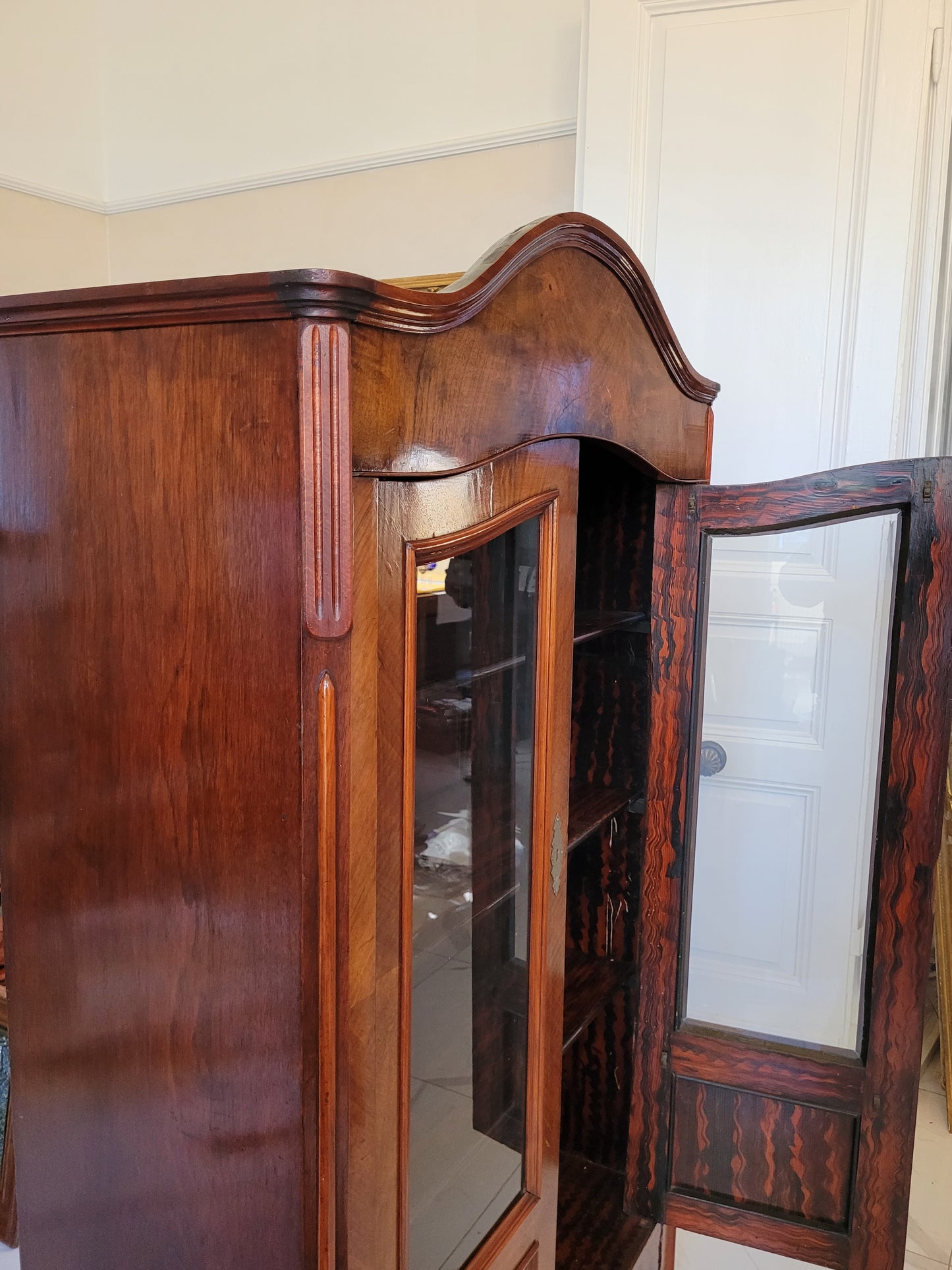 Vitrinenschrank – Nussbaum furniert mit Glasfüllungen – ca. 19./20. Jahrhundert