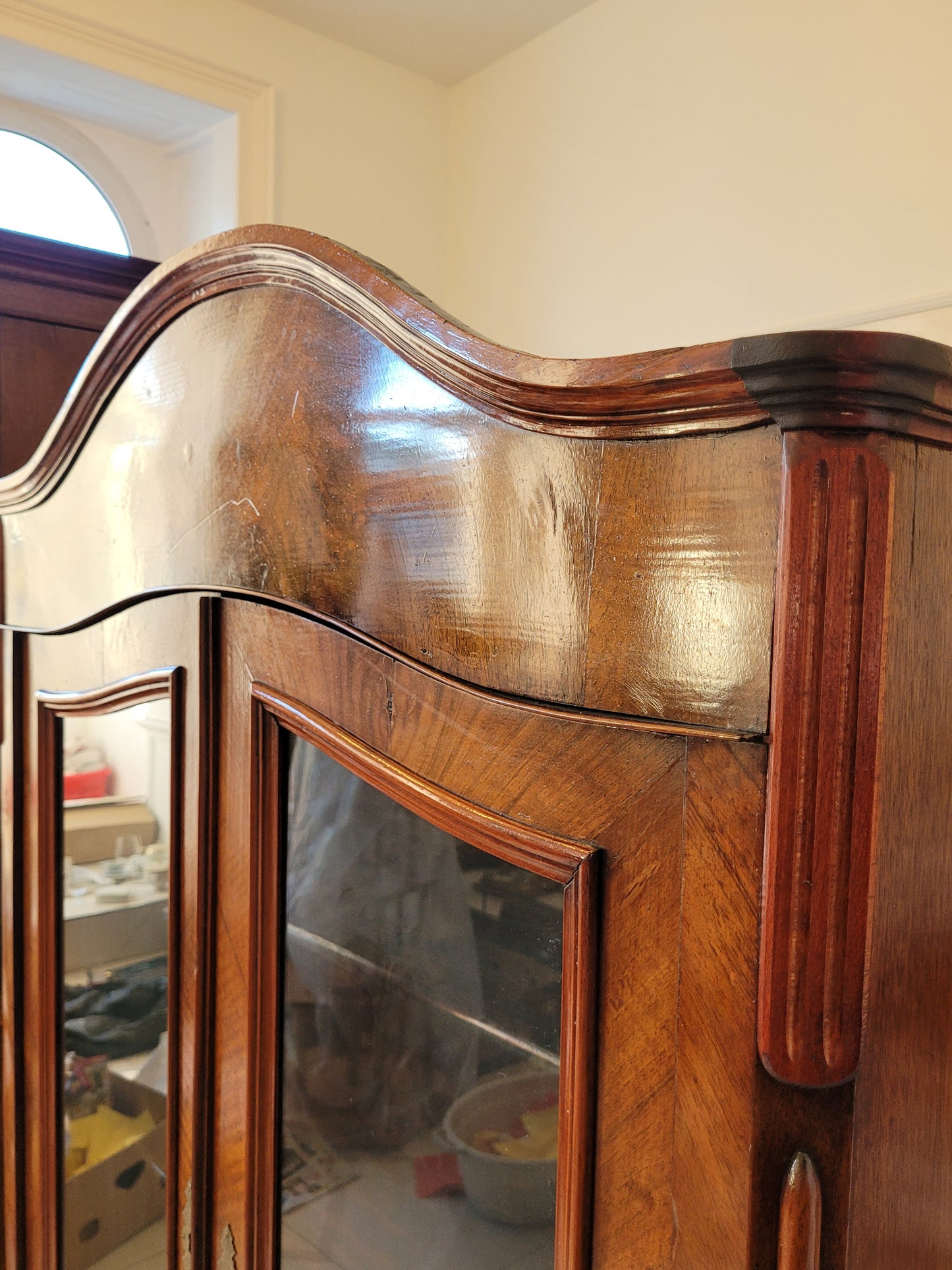 Vitrinenschrank – Nussbaum furniert mit Glasfüllungen – ca. 19./20. Jahrhundert