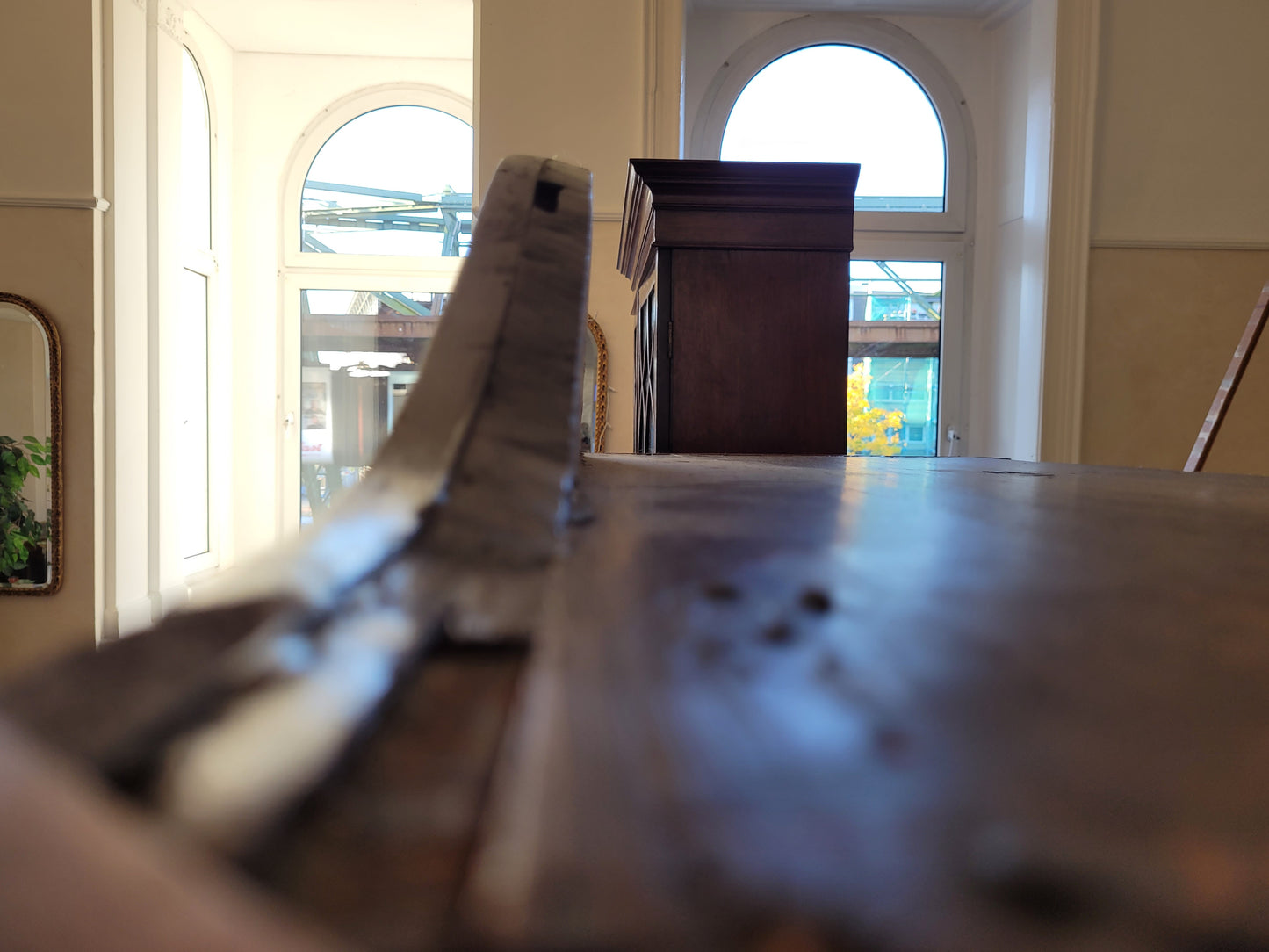 Vitrinenschrank – Nussbaum furniert mit Glasfüllungen – ca. 19./20. Jahrhundert