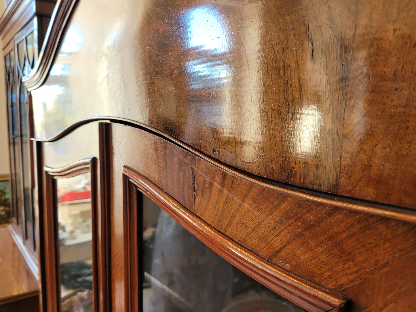 Vitrinenschrank – Nussbaum furniert mit Glasfüllungen – ca. 19./20. Jahrhundert