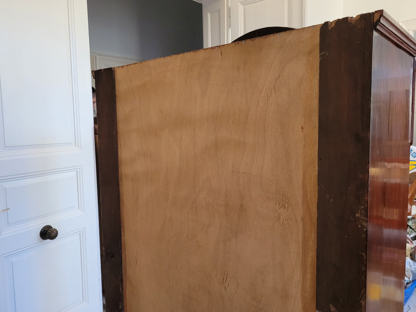 Vitrinenschrank – Nussbaum furniert mit Glasfüllungen – ca. 19./20. Jahrhundert