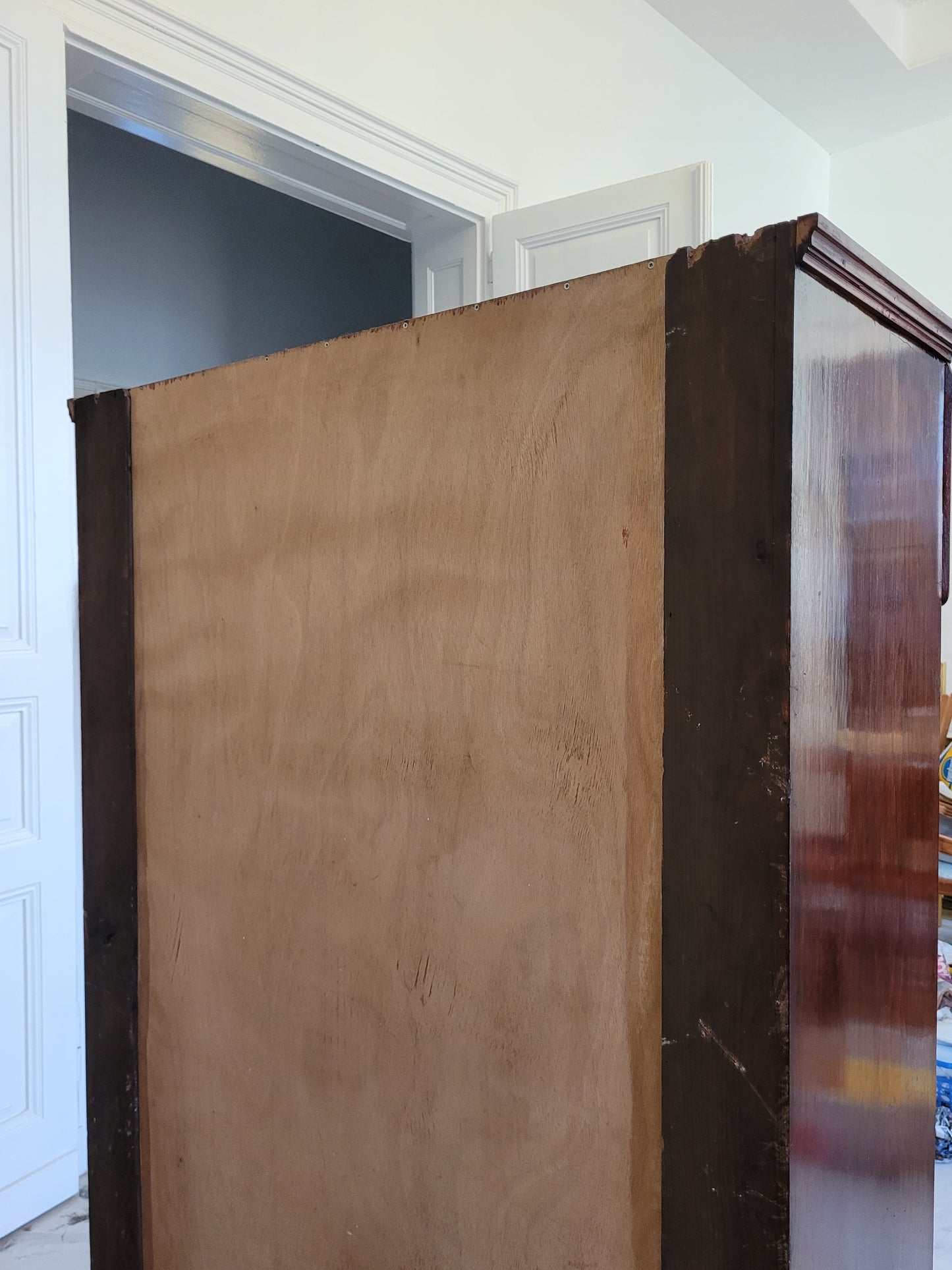 Vitrinenschrank – Nussbaum furniert mit Glasfüllungen – ca. 19./20. Jahrhundert