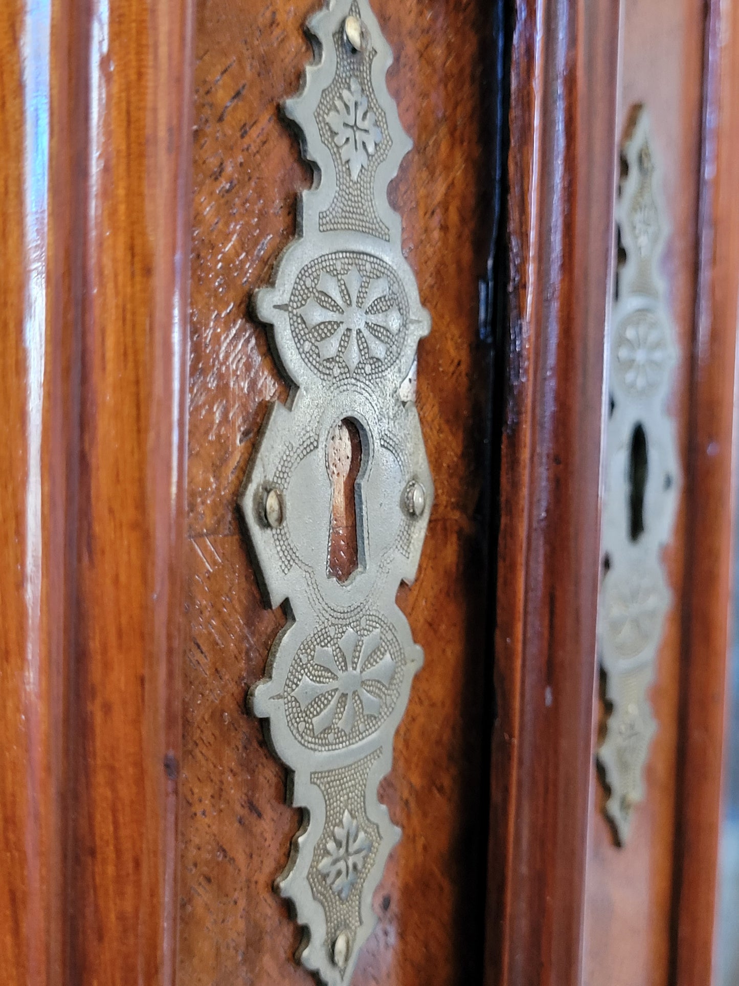 Vitrinenschrank – Nussbaum furniert mit Glasfüllungen – ca. 19./20. Jahrhundert