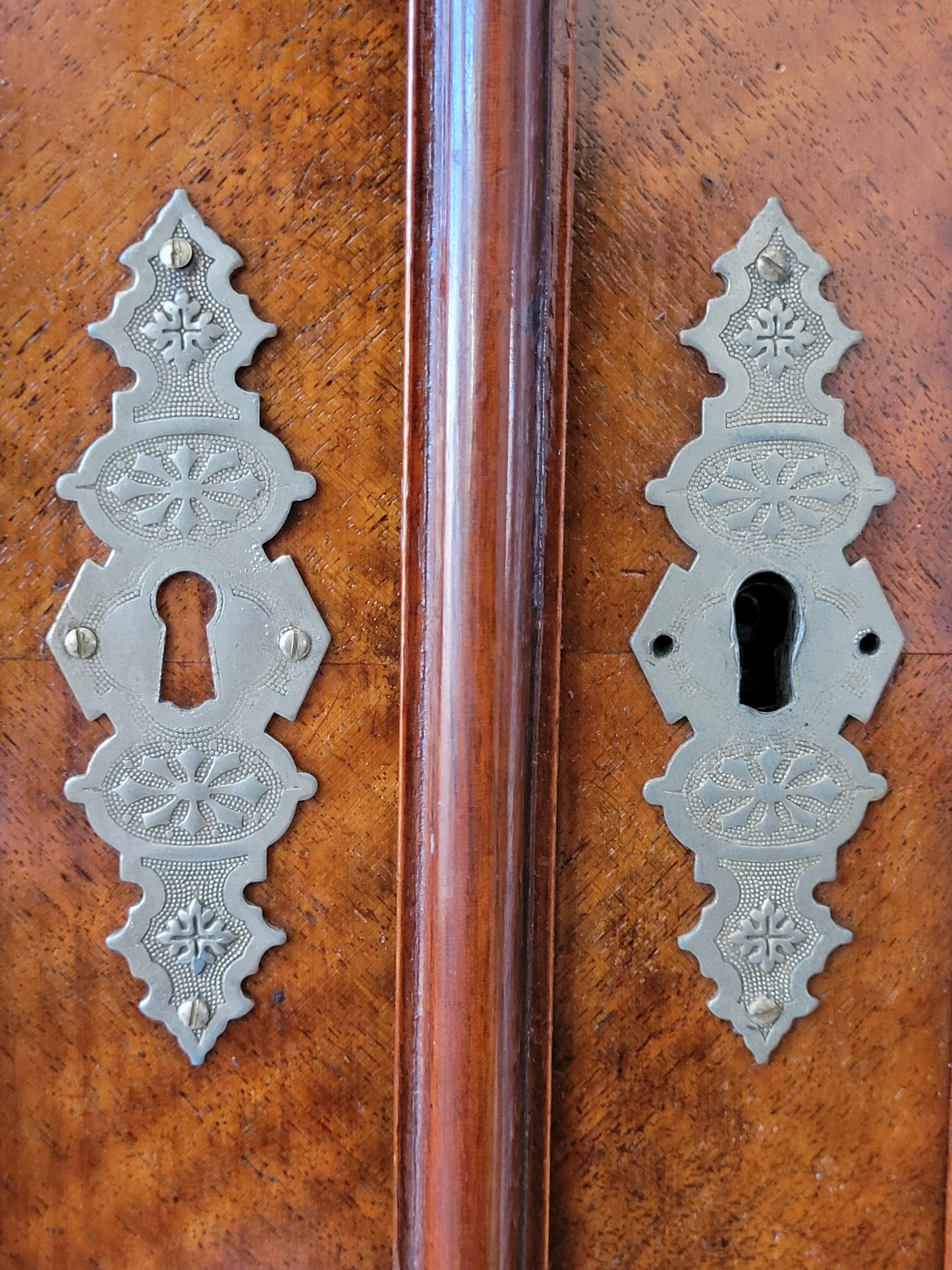 Vitrinenschrank – Nussbaum furniert mit Glasfüllungen – ca. 19./20. Jahrhundert